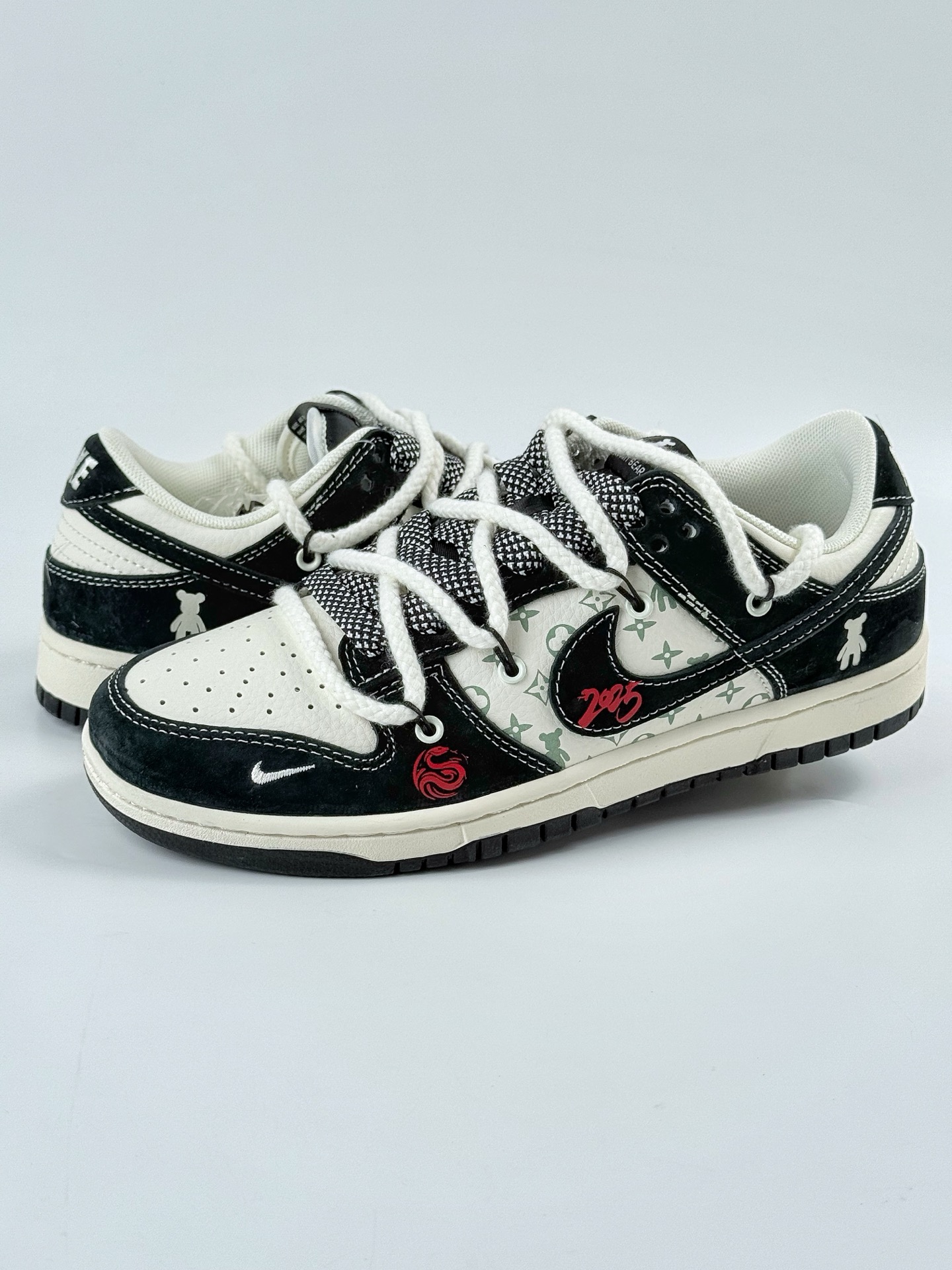 Nike SB Dunk Low x Stussy 黑白小钩绑带满天星 SJ2068-290 Nike SB Dunk Low x Stussy 黑白小钩绑带满天星 SJ2068-290