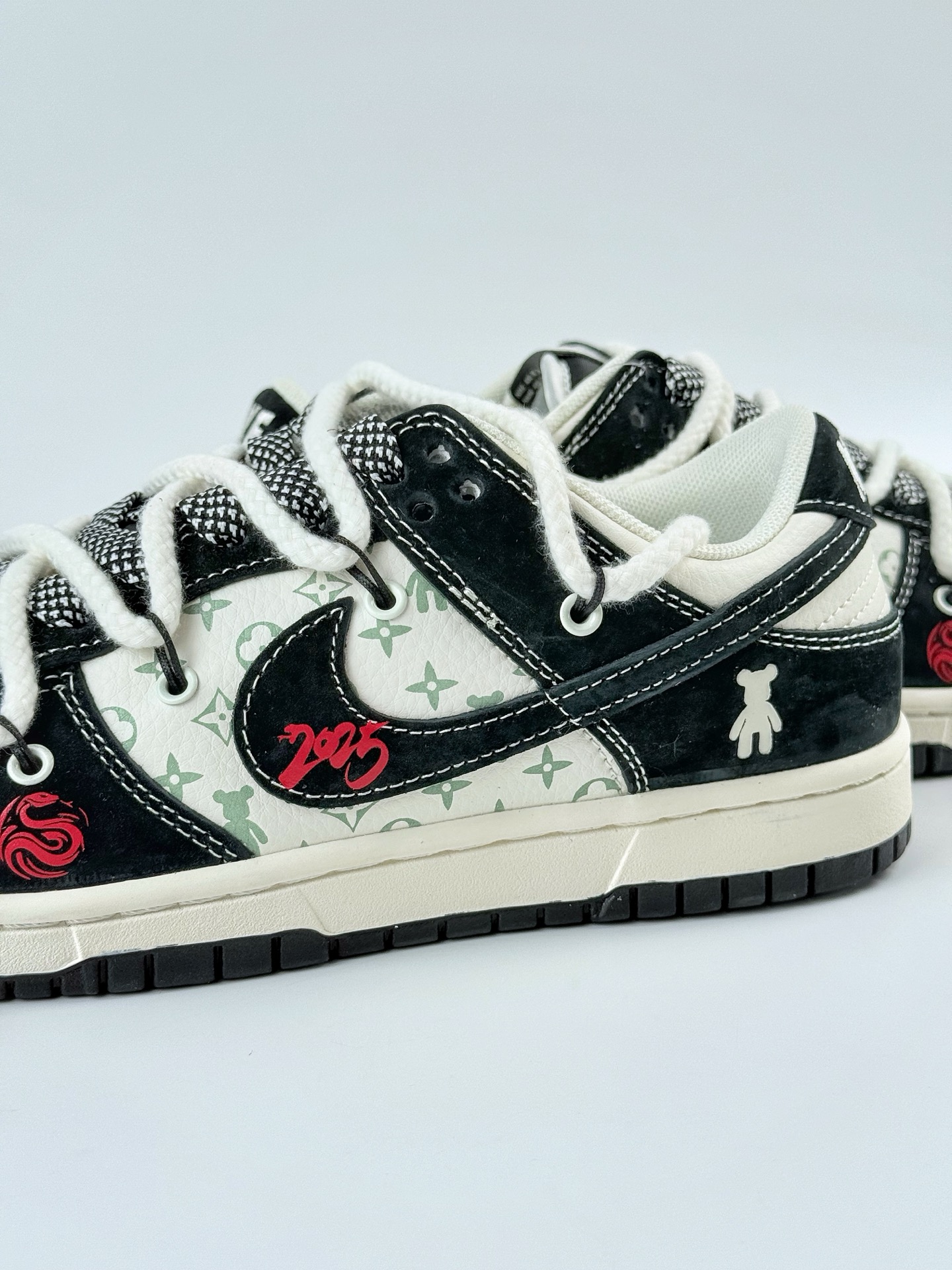 Nike SB Dunk Low x Stussy 黑白小钩绑带满天星 SJ2068-290 Nike SB Dunk Low x Stussy 黑白小钩绑带满天星 SJ2068-290
