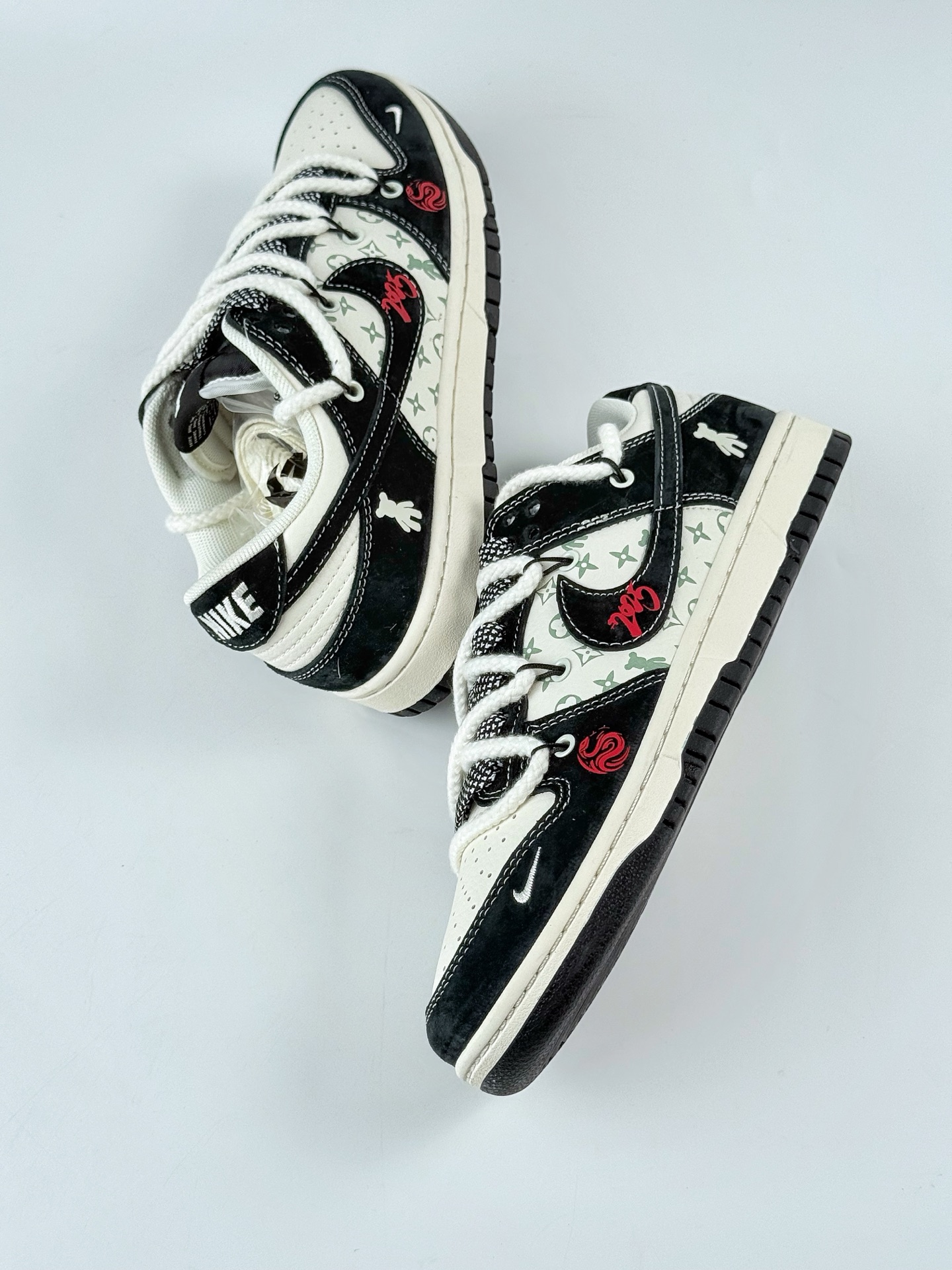 Nike SB Dunk Low x Stussy 黑白小钩绑带满天星 SJ2068-290 Nike SB Dunk Low x Stussy 黑白小钩绑带满天星 SJ2068-290