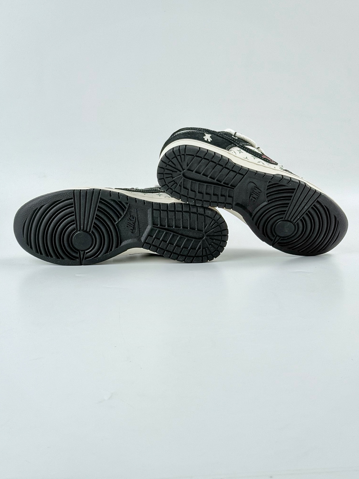 Nike SB Dunk Low x Stussy 黑白小钩绑带满天星 SJ2068-290 Nike SB Dunk Low x Stussy 黑白小钩绑带满天星 SJ2068-290