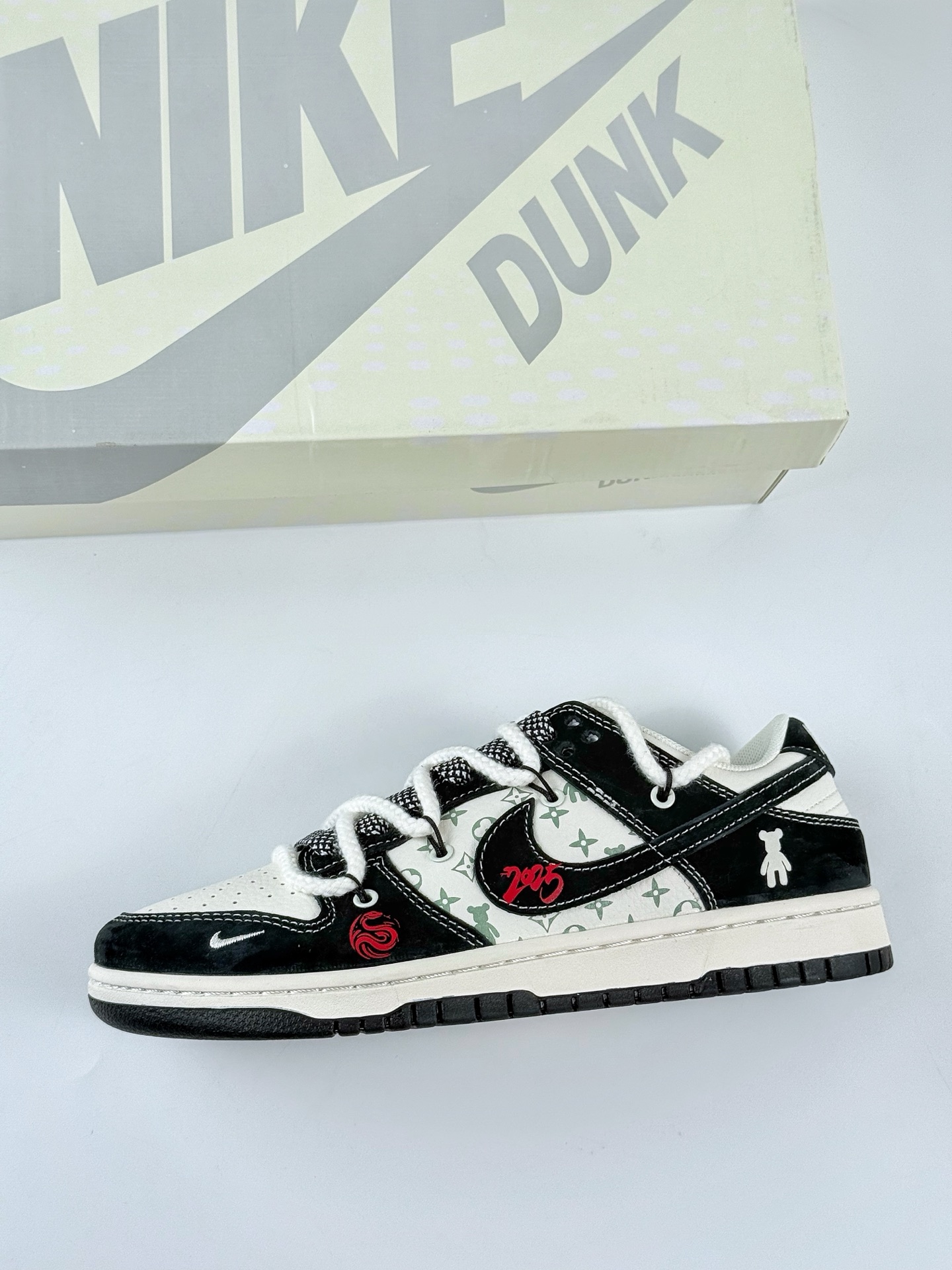 Nike SB Dunk Low x Stussy 黑白小钩绑带满天星 SJ2068-290 Nike SB Dunk Low x Stussy 黑白小钩绑带满天星 SJ2068-290