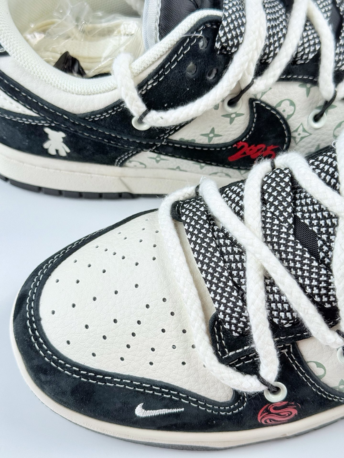 Nike SB Dunk Low x Stussy 黑白小钩绑带满天星 SJ2068-290 Nike SB Dunk Low x Stussy 黑白小钩绑带满天星 SJ2068-290