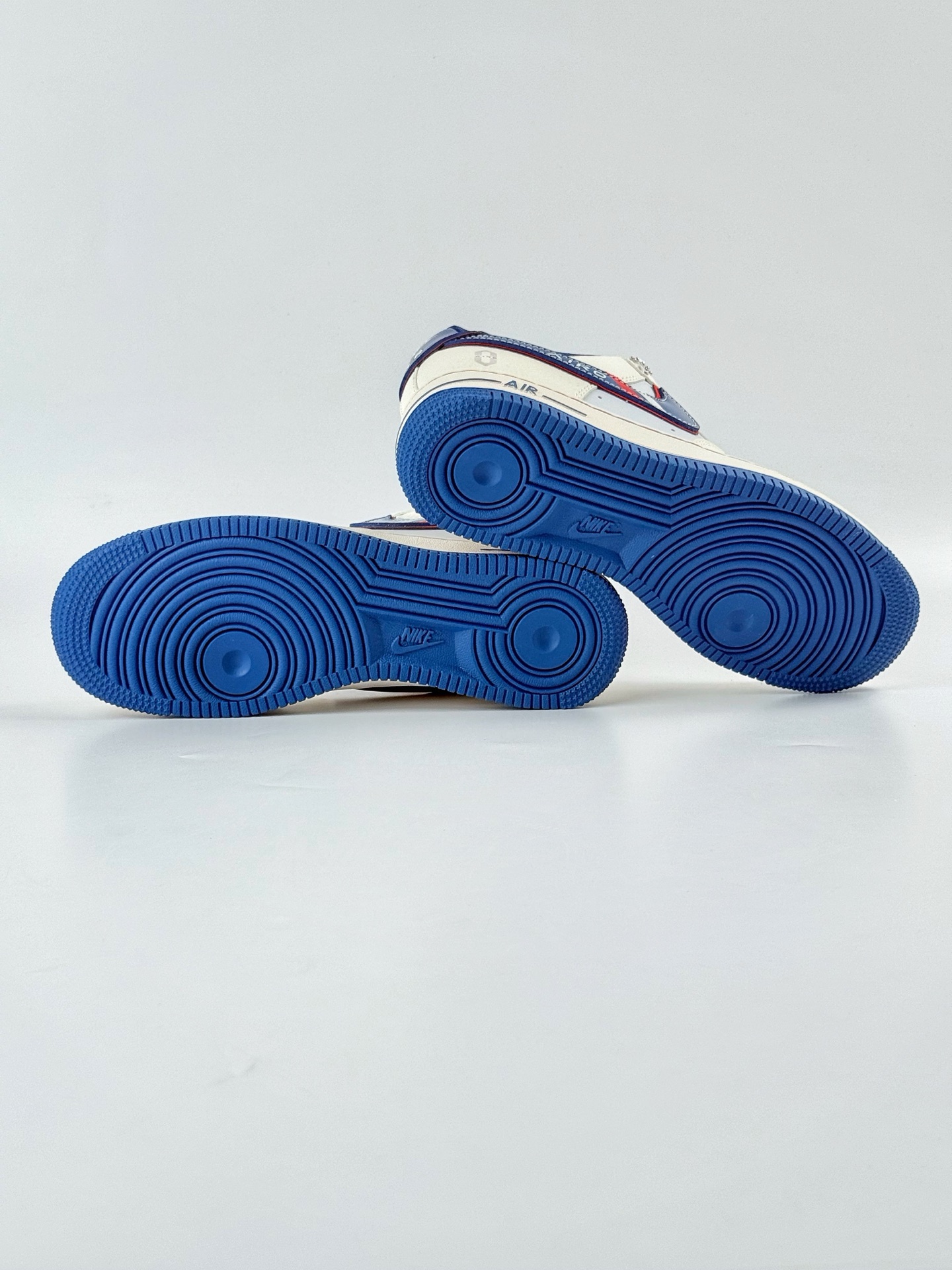 Nike Air Force 1 Low 07 问界M9 白蓝红满天星 XS1958-611-莆田鞋,莆田鞋货源,高仿鞋,高仿鞋货源,安福档口,莆田高仿鞋,莆田鞋批发,高仿鞋批发,莆田高仿运动鞋,高仿运动鞋,莆田运动鞋 Nike Air Force 1 Low 07 问界M9 白蓝红满天星 XS1958-611