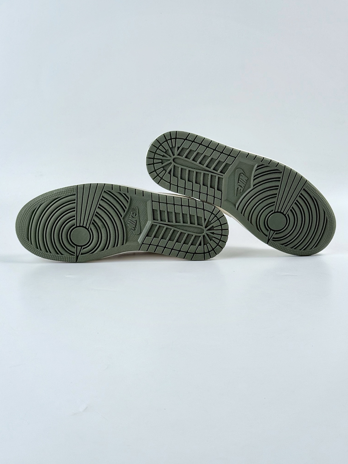 Travis Scott x Nike Air Jordan 1 Low Air Jordan 1 Low 反转白绿闪电倒钩  LK1099-063