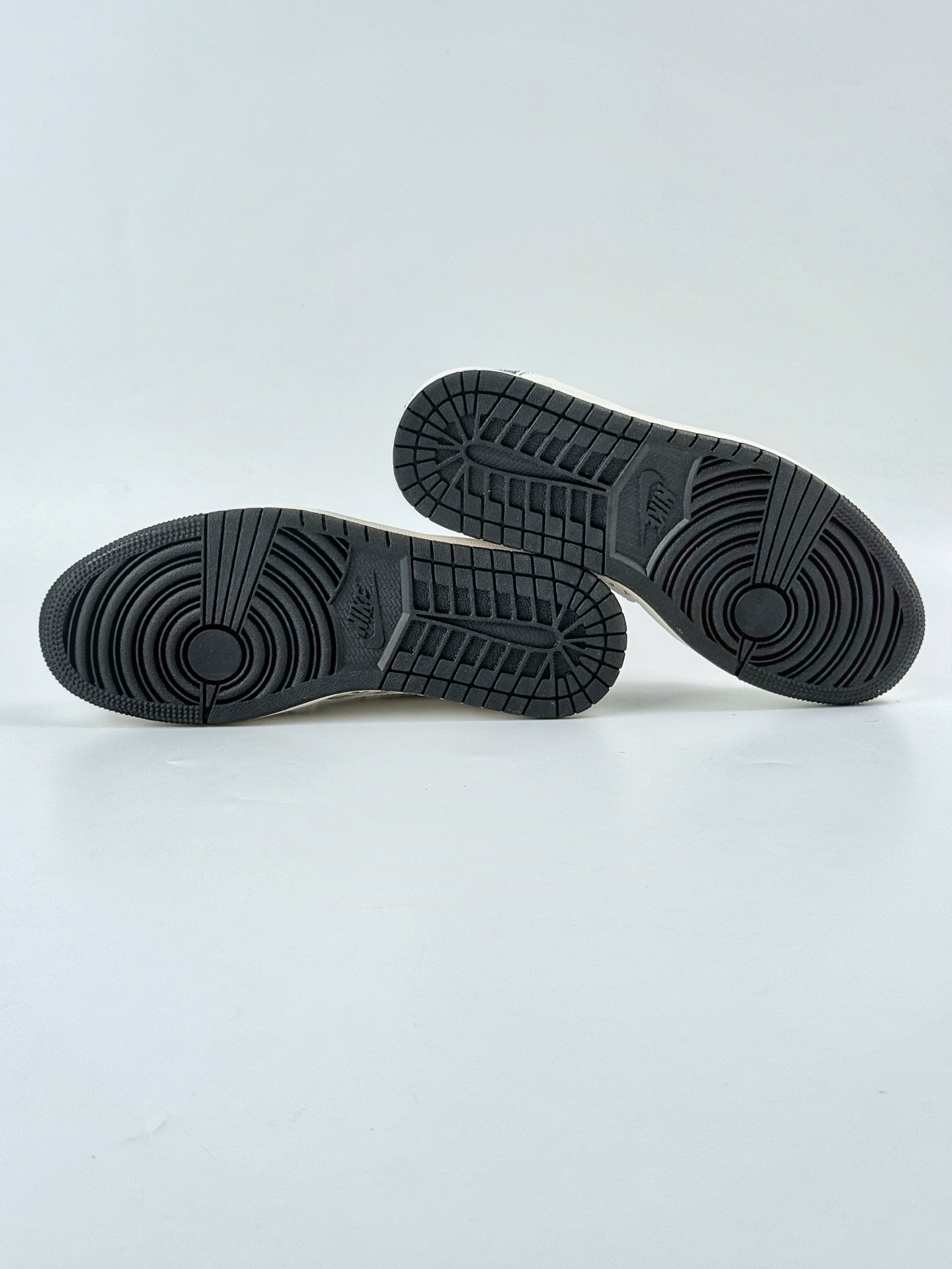 Travis Scott x Nike Air Jordan 1 Low x Louis Vuitton Air Jordan 1 Low 反转白黑小勾满天星倒钩  YX5066-327