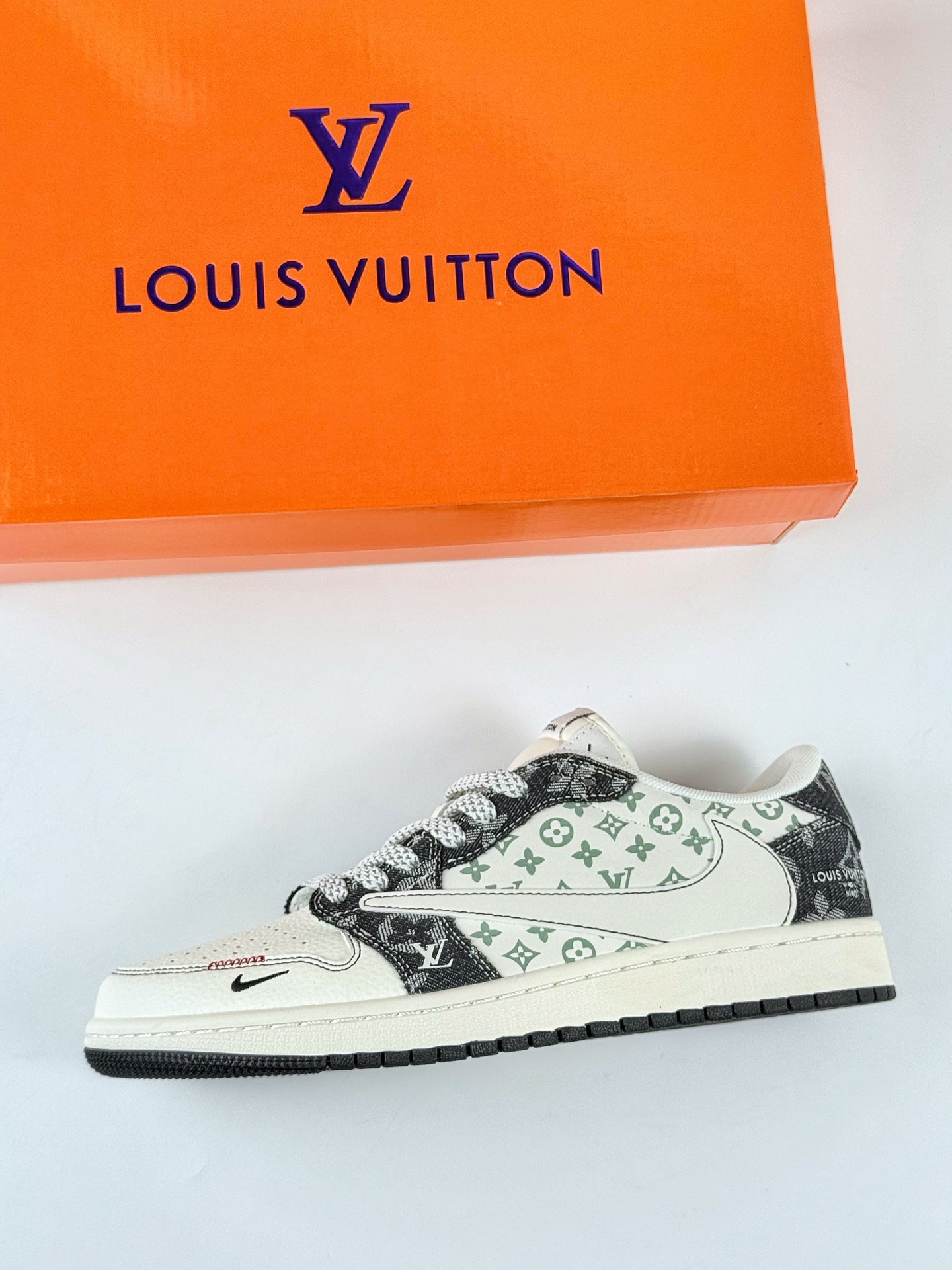 Travis Scott x Nike Air Jordan 1 Low x Louis Vuitton Air Jordan 1 Low 反转白黑小勾满天星倒钩  YX5066-327