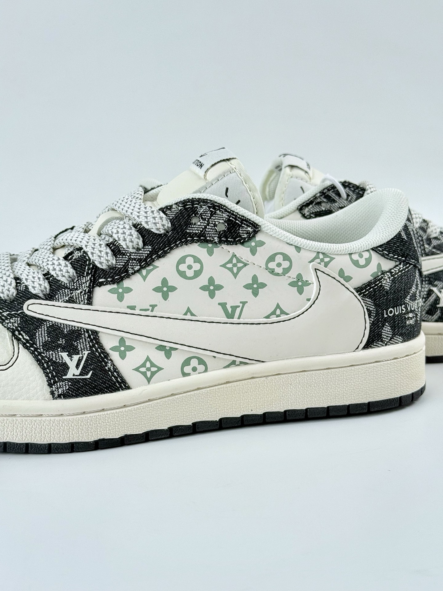 Travis Scott x Nike Air Jordan 1 Low x Louis Vuitton Air Jordan 1 Low 反转白黑小勾满天星倒钩  YX5066-327
