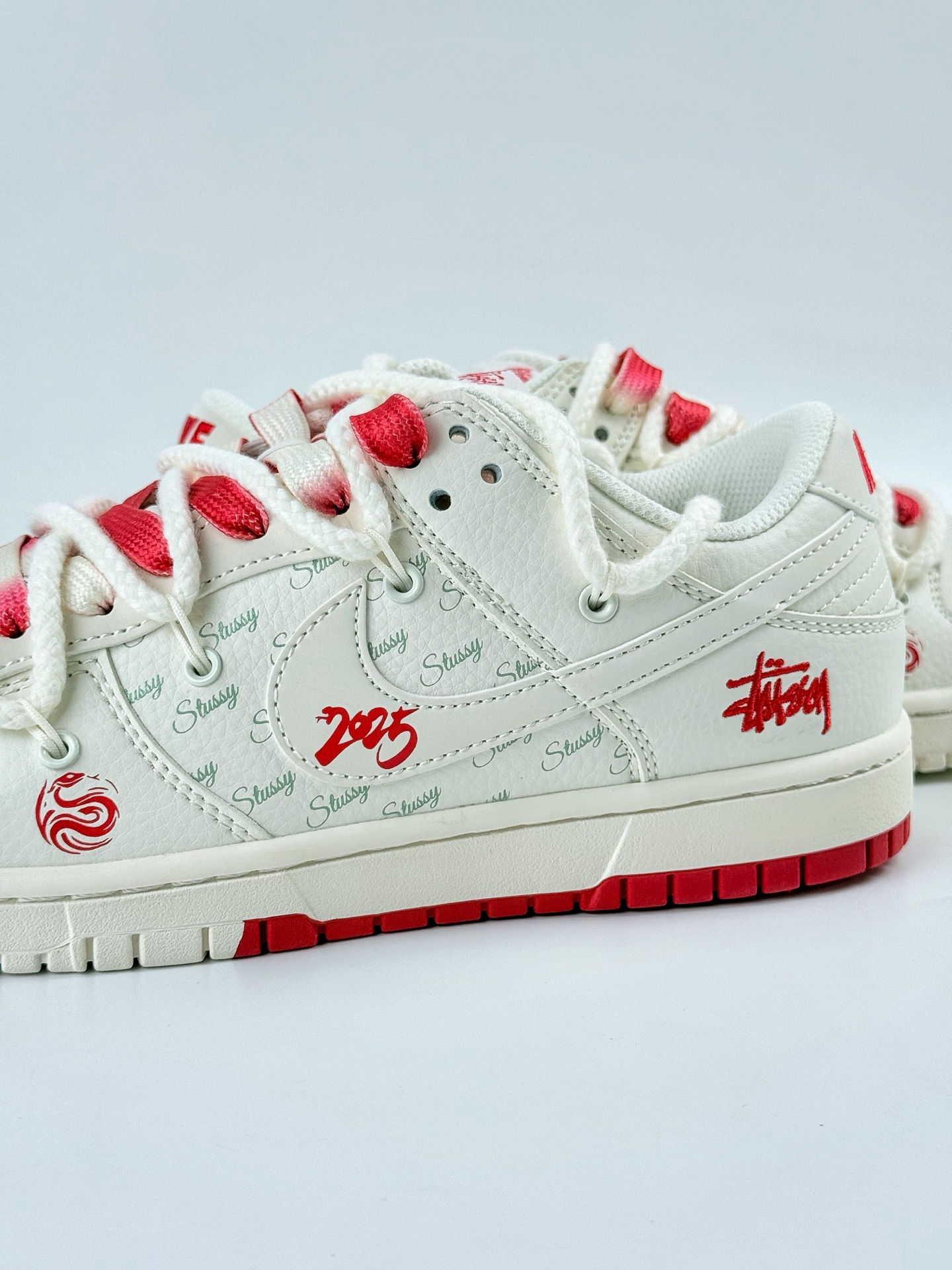 Nike SB Dunk Low x Stussy 白红小钩绑带 SJ2068-259 Nike SB Dunk Low x Stussy 白红小钩绑带 SJ2068-259