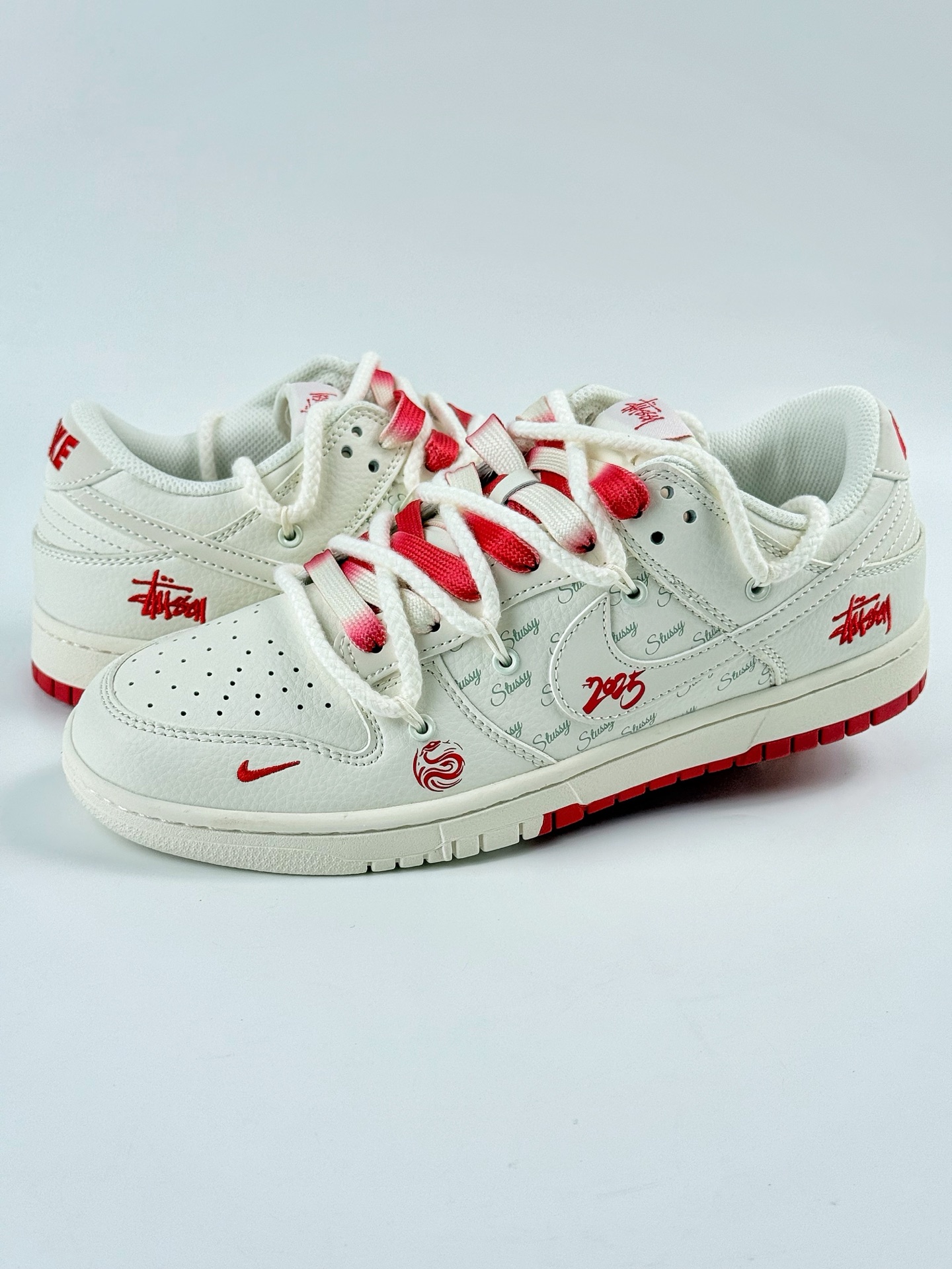 Nike SB Dunk Low x Stussy 白红小钩绑带 SJ2068-259 Nike SB Dunk Low x Stussy 白红小钩绑带 SJ2068-259