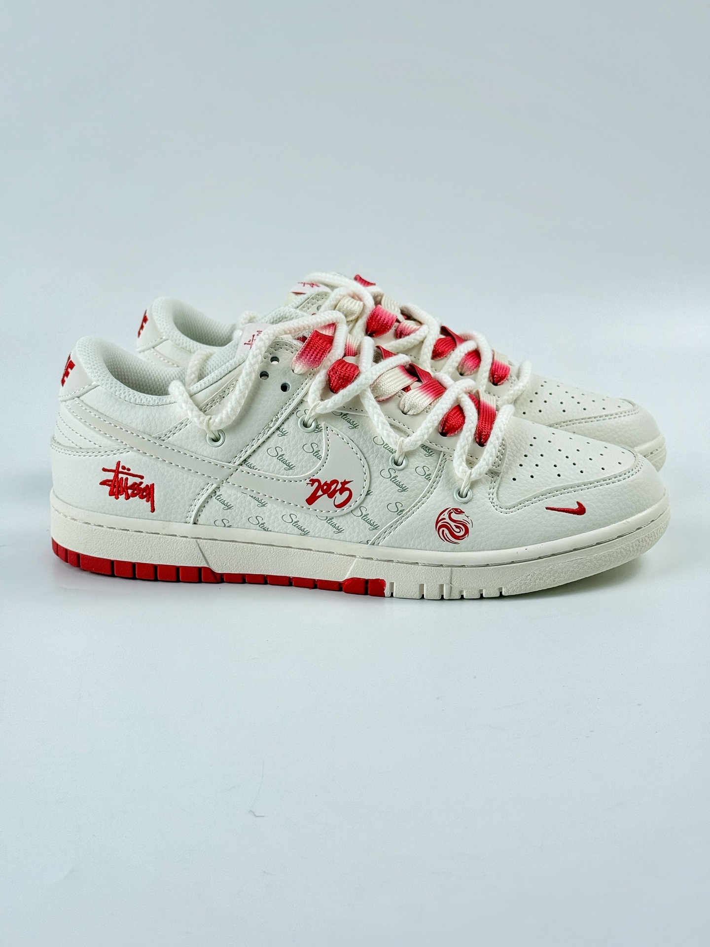 Nike SB Dunk Low x Stussy 白红小钩绑带 SJ2068-259 Nike SB Dunk Low x Stussy 白红小钩绑带 SJ2068-259