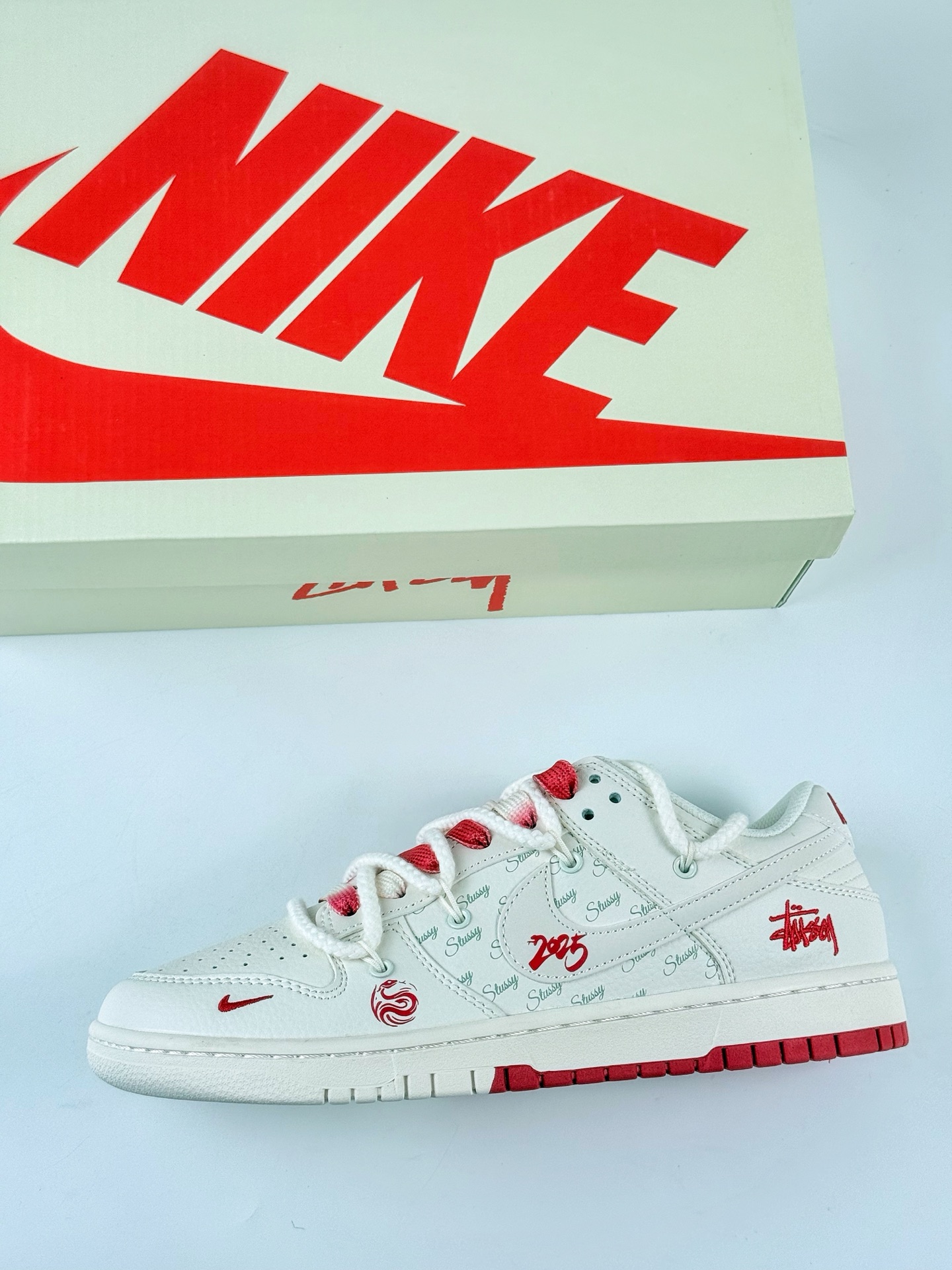 Nike SB Dunk Low x Stussy 白红小钩绑带 SJ2068-259 Nike SB Dunk Low x Stussy 白红小钩绑带 SJ2068-259