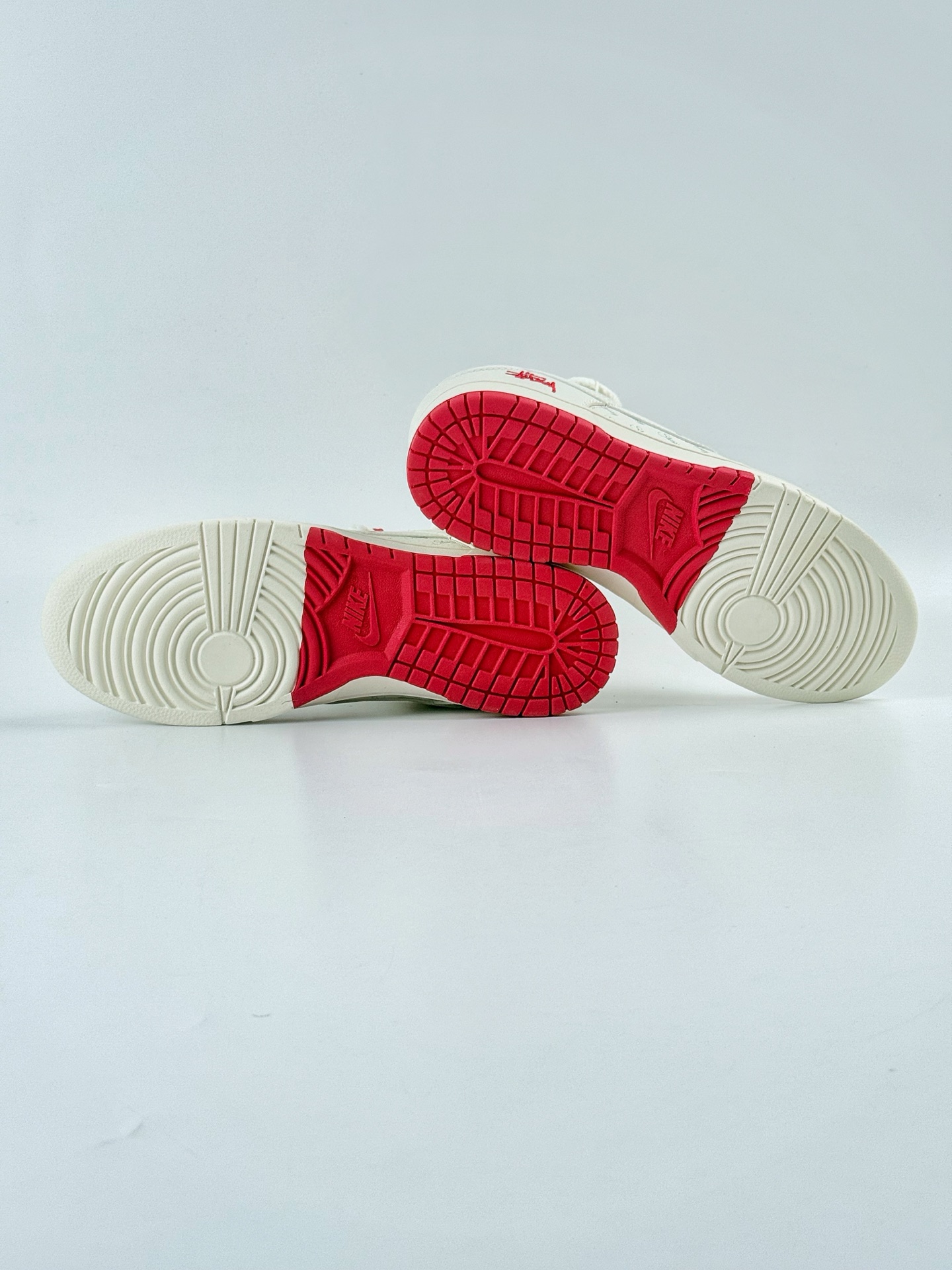 Nike SB Dunk Low x Stussy 白红小钩绑带 SJ2068-259 Nike SB Dunk Low x Stussy 白红小钩绑带 SJ2068-259