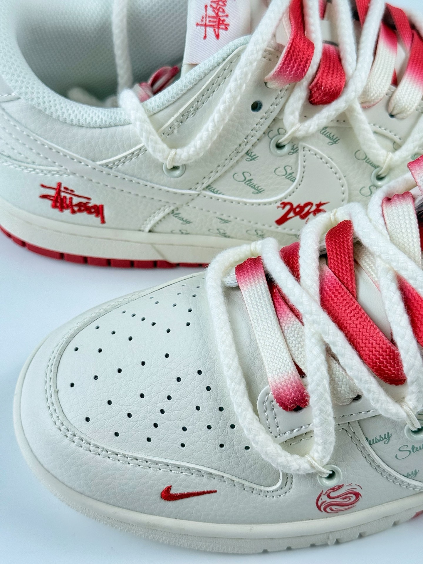 Nike SB Dunk Low x Stussy 白红小钩绑带 SJ2068-259 Nike SB Dunk Low x Stussy 白红小钩绑带 SJ2068-259