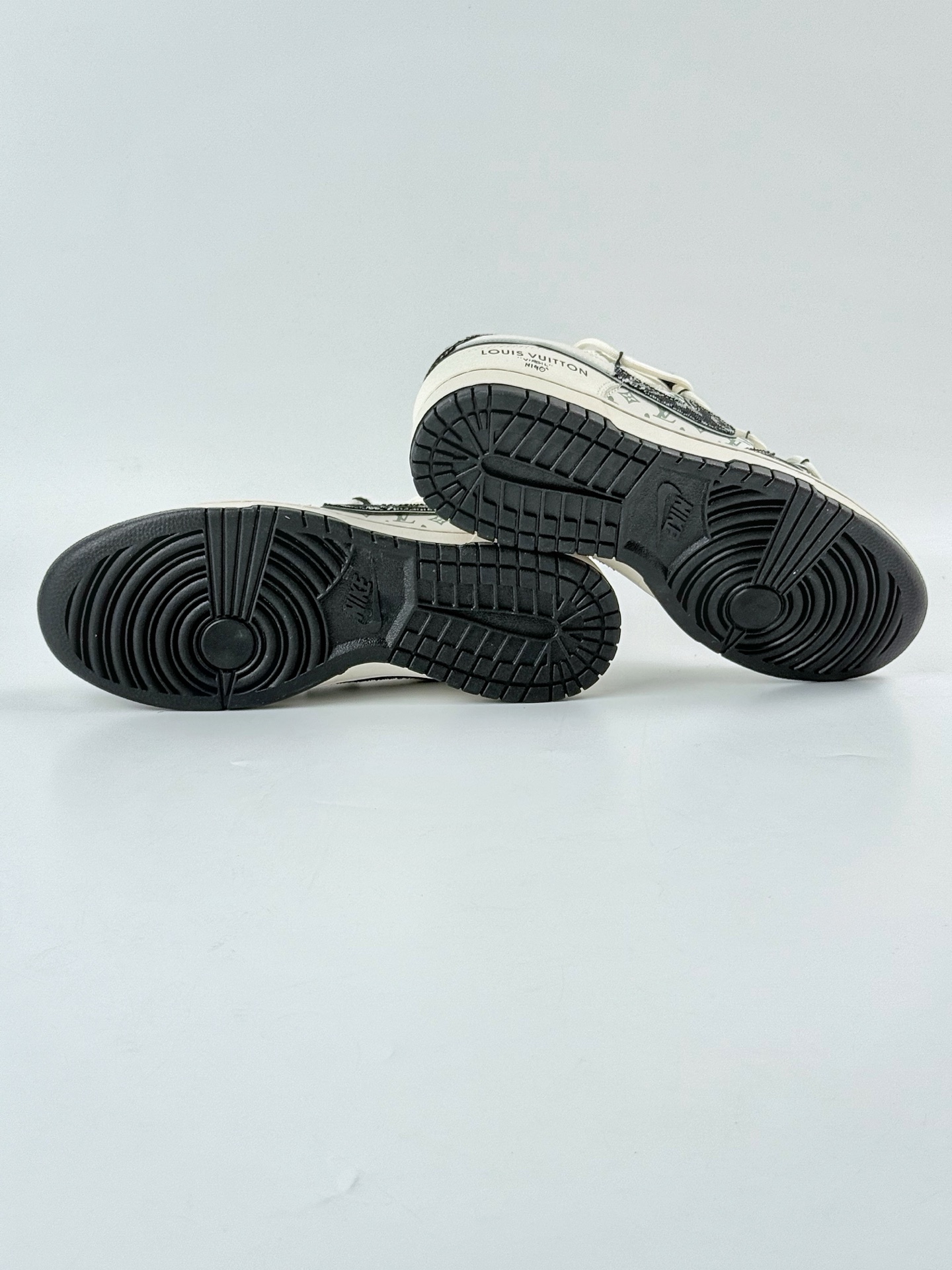 Nike SB Dunk Low x Louis Vuitton 黑白绑带 YX5066-338 Nike SB Dunk Low x Louis Vuitton 黑白绑带 YX5066-338