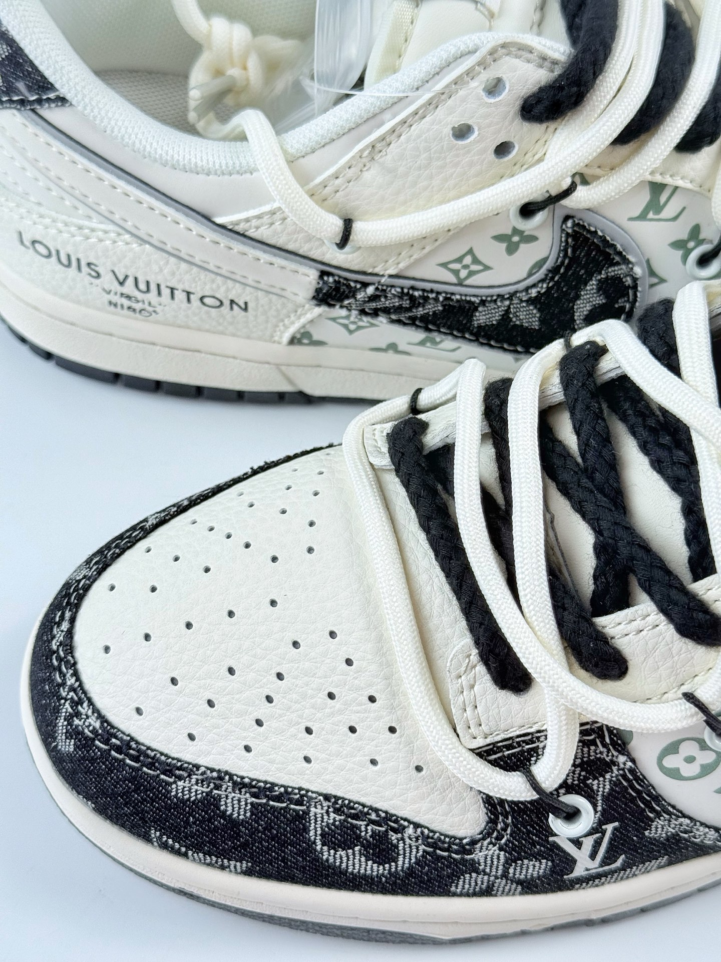 Nike SB Dunk Low x Louis Vuitton 黑白绑带 YX5066-338 Nike SB Dunk Low x Louis Vuitton 黑白绑带 YX5066-338