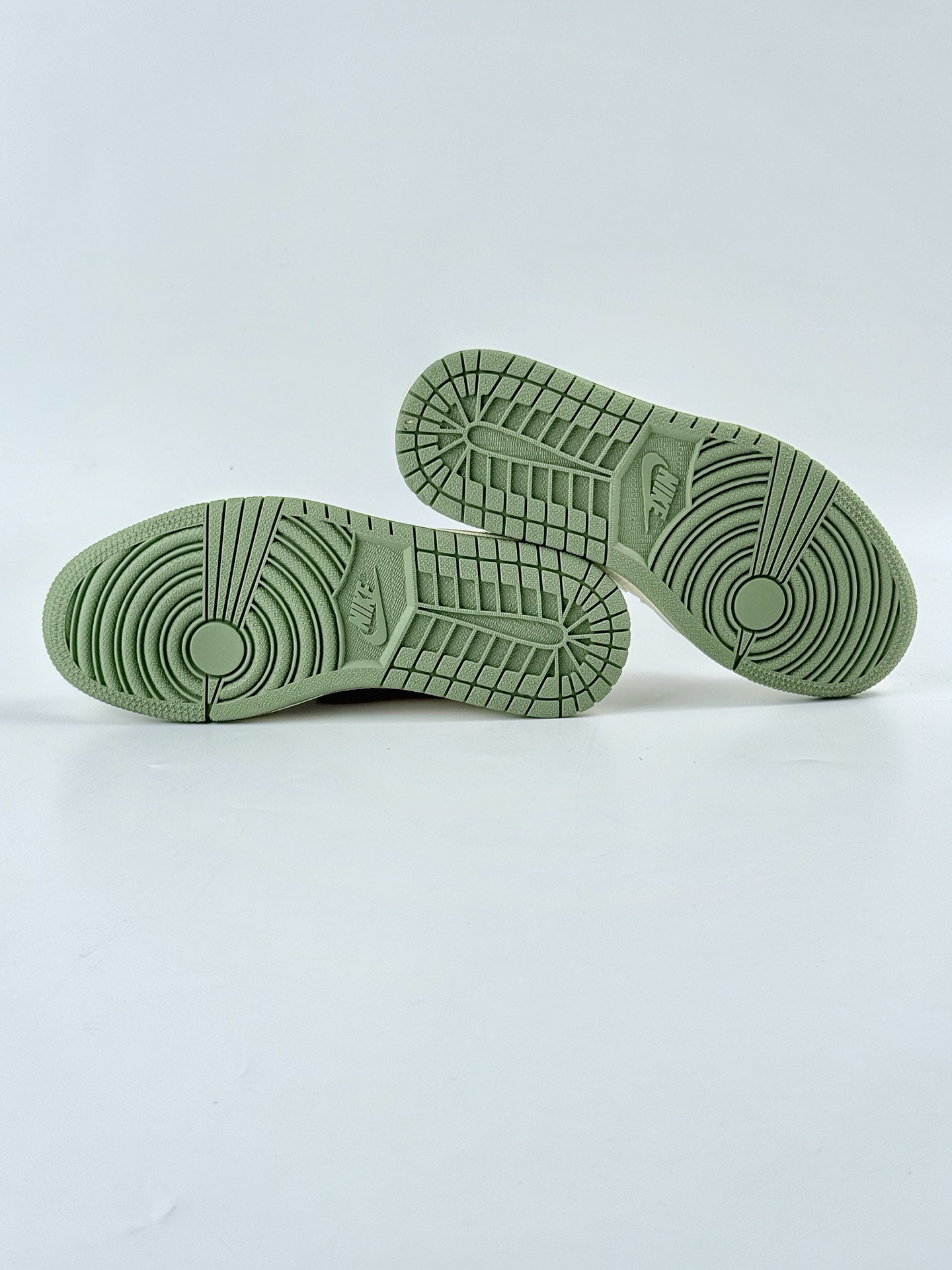 Travis Scott x Nike Air Jordan 1 Low x superme Air Jordan 1 Low 反转白绿小勾倒钩  XS2024-046