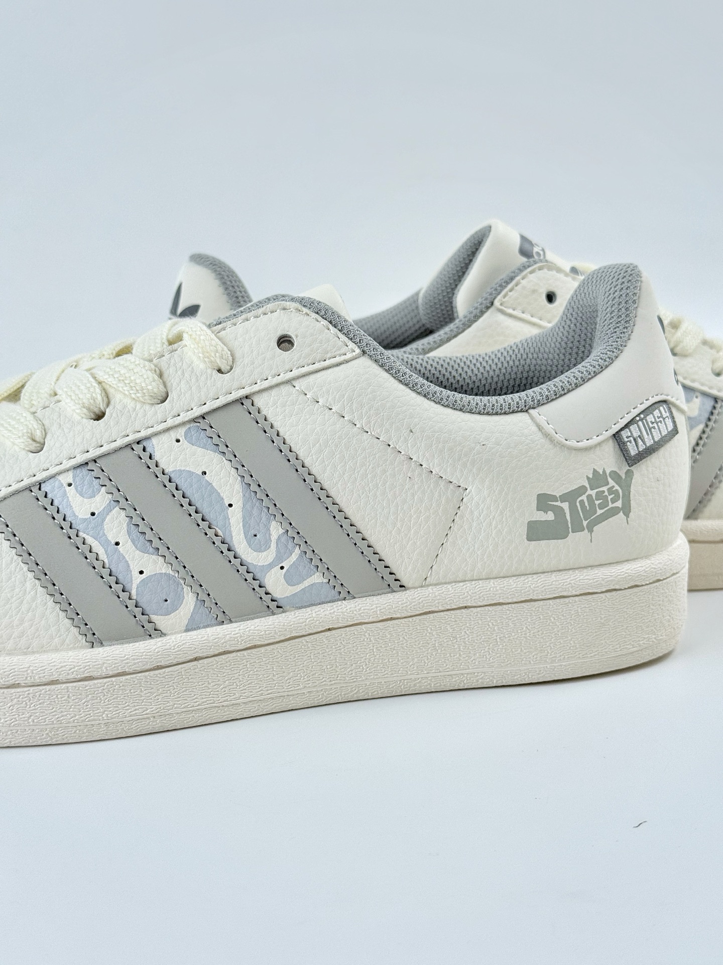 AD Originals Superstar x Stussy 白灰  HS3085