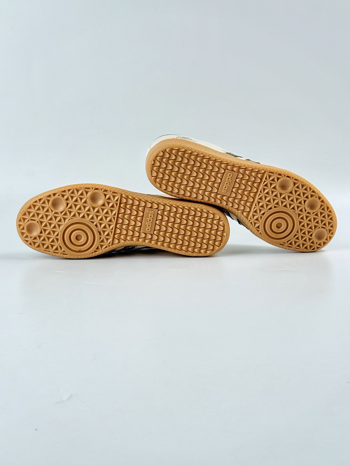 adidas originals Samba OG x Balenciaga 绿白 桑巴舞系列复古经典轻便板鞋  XR0002