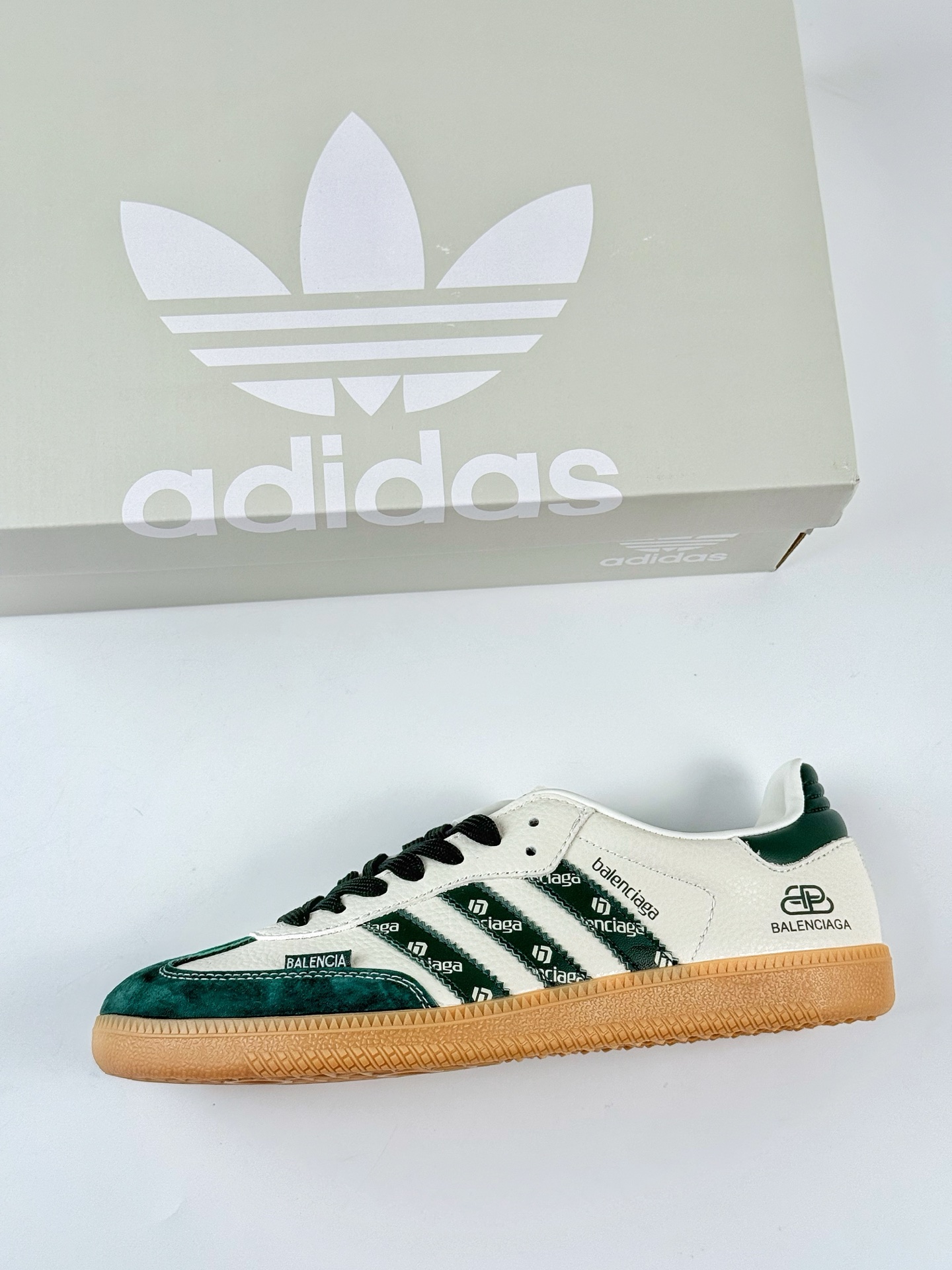 adidas originals Samba OG x Balenciaga 绿白 桑巴舞系列复古经典轻便板鞋  XR0002