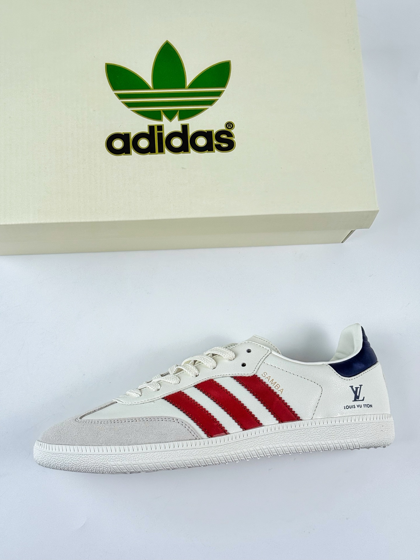 adidas originals Samba OG x Louis Vuitton 灰白红 桑巴舞系列复古经典轻便板鞋  GJ75811