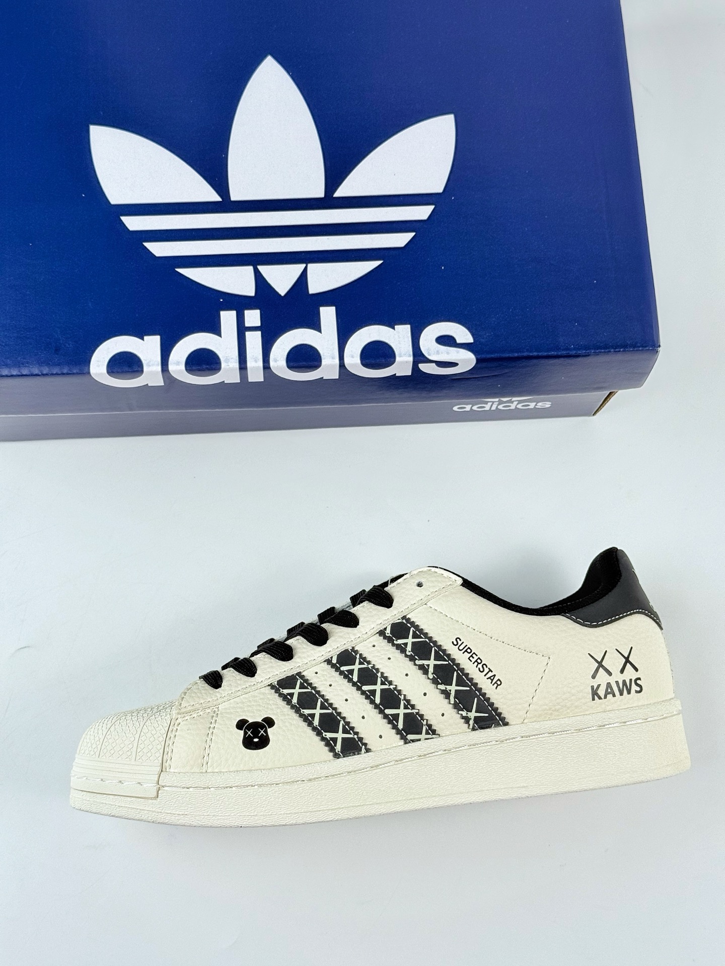 AD Originals Superstar x KAWS 白黑 XG0008