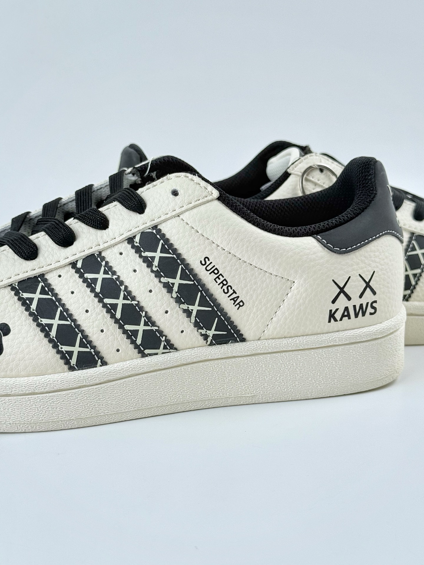 AD Originals Superstar x KAWS 白黑 XG0008
