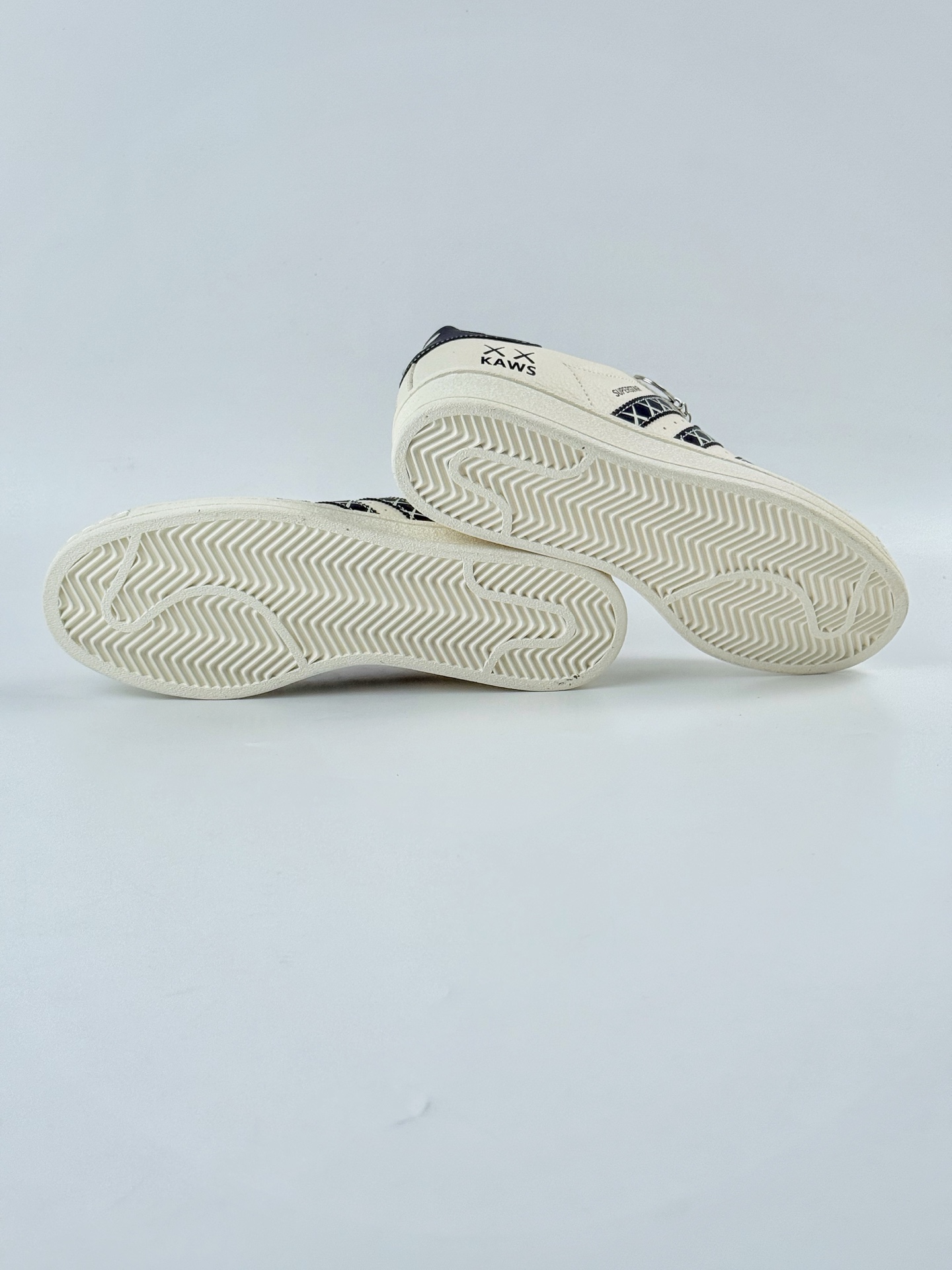 AD Originals Superstar x KAWS 白黑 XG0008
