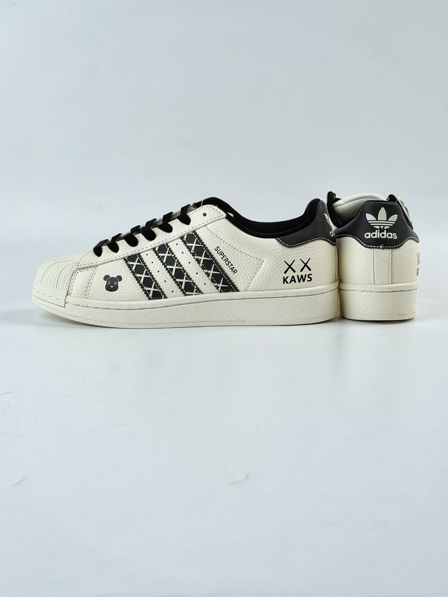 AD Originals Superstar x KAWS 白黑 XG0008