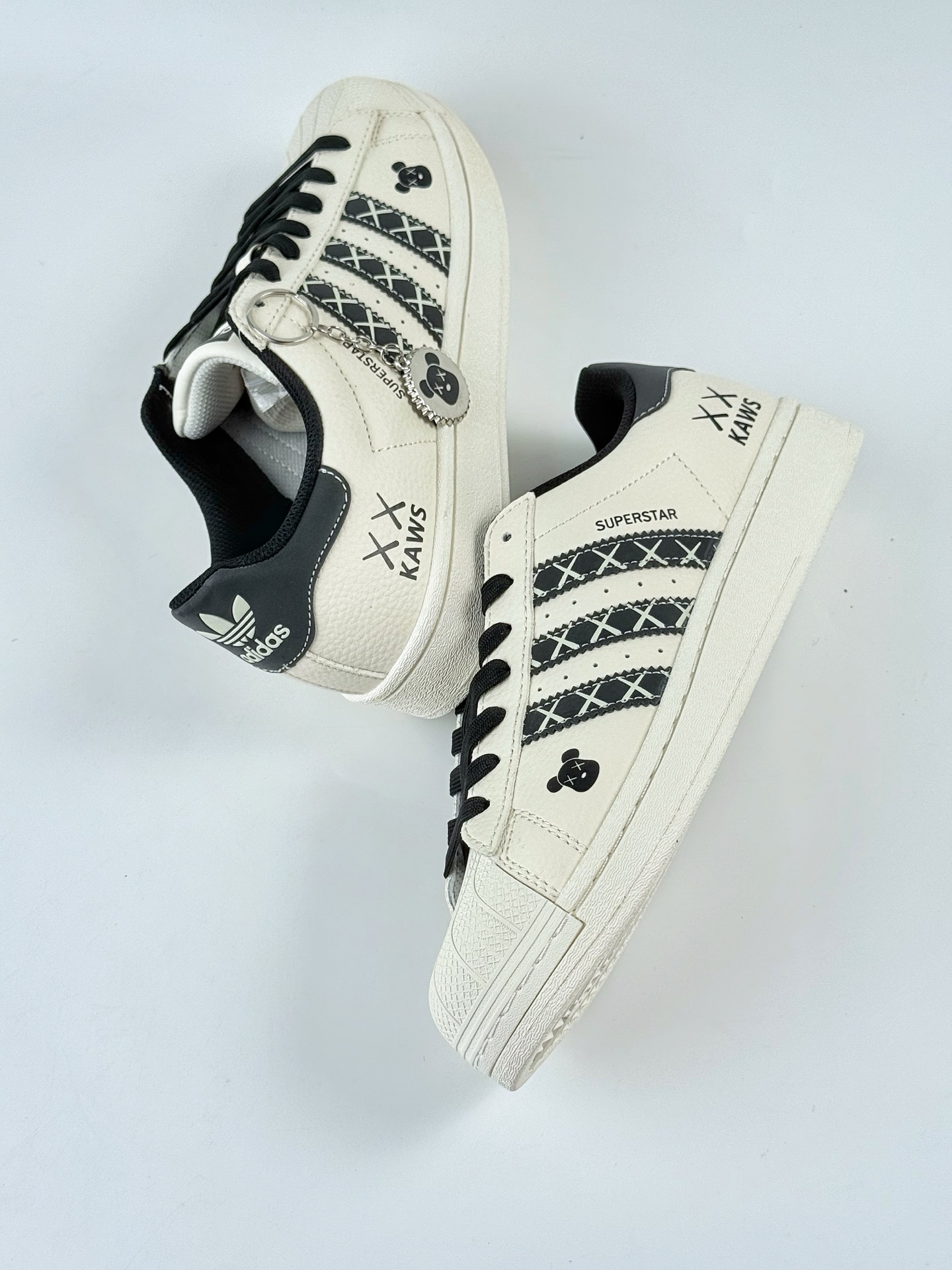 AD Originals Superstar x KAWS 白黑 XG0008