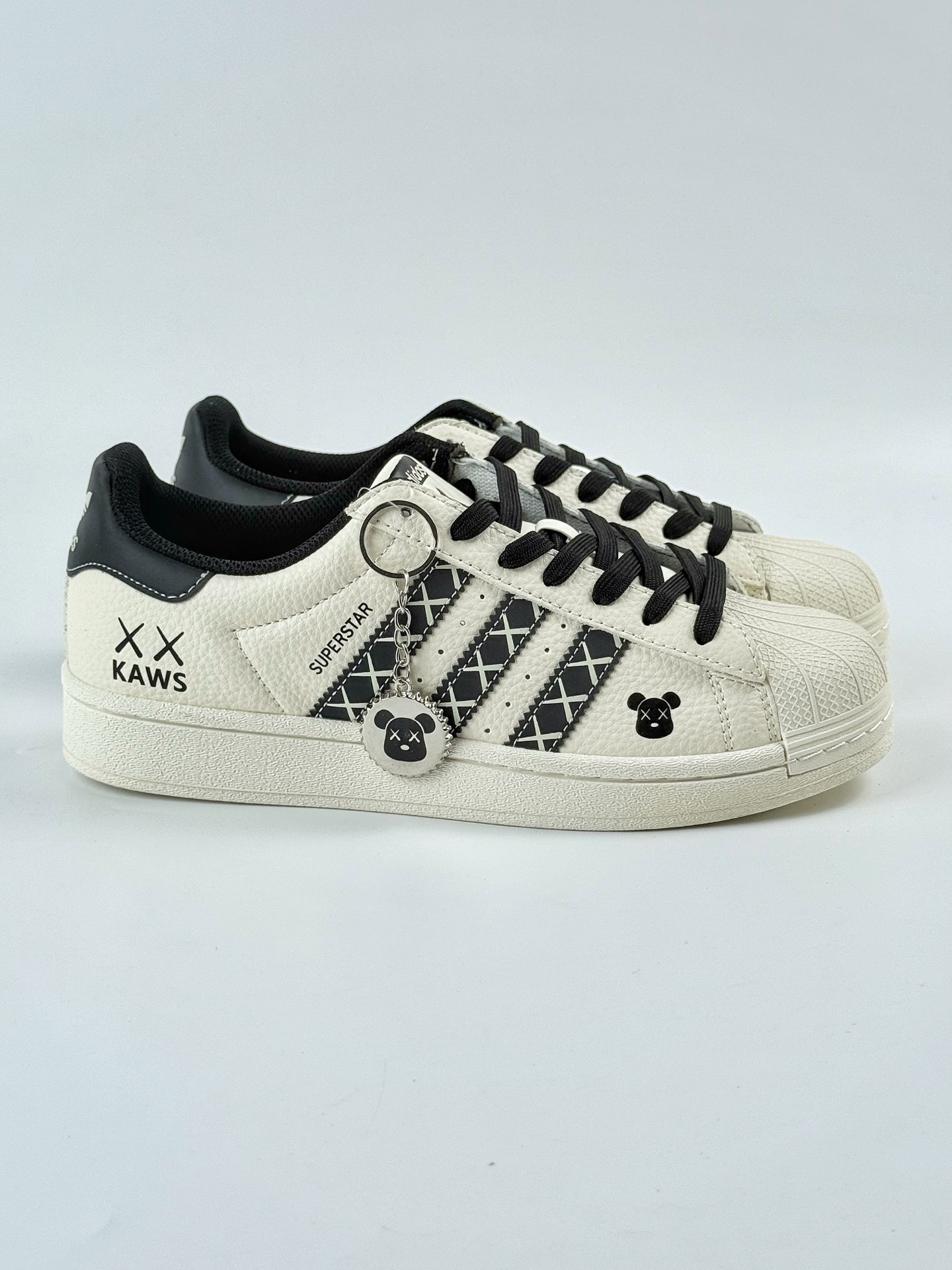 AD Originals Superstar x KAWS 白黑 XG0008