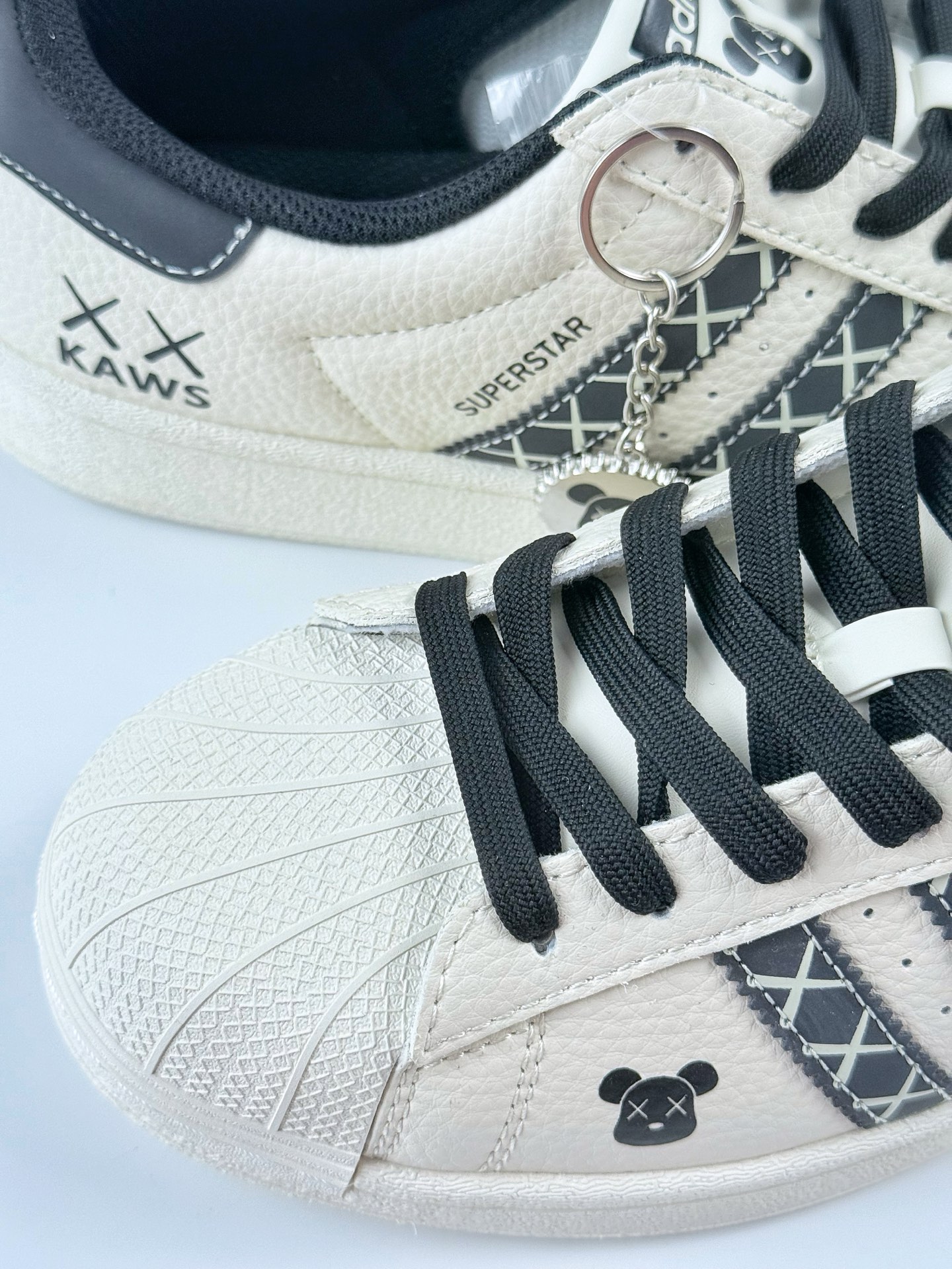 AD Originals Superstar x KAWS 白黑 XG0008