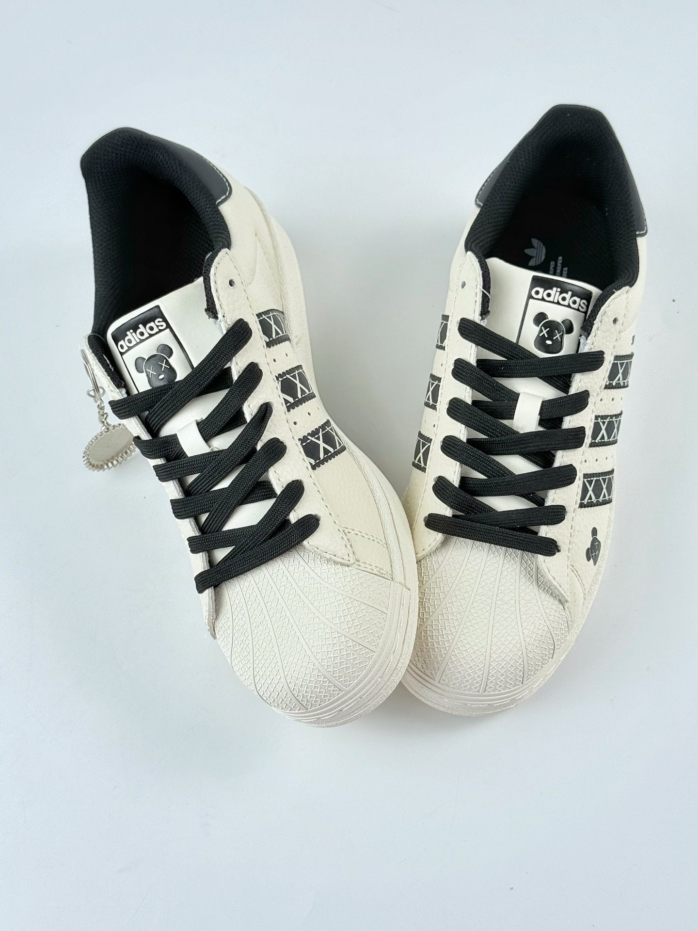 AD Originals Superstar x KAWS 白黑 XG0008
