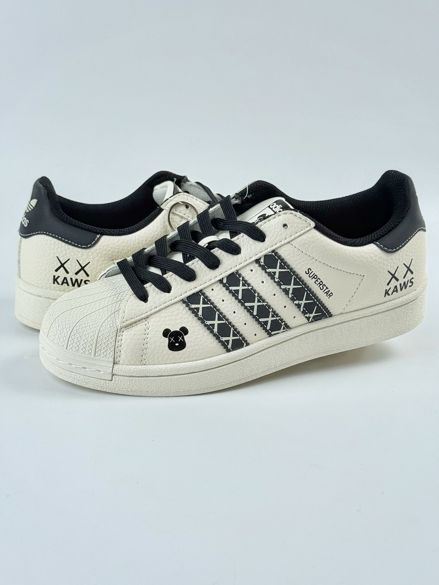 AD Originals Superstar x KAWS 白黑 XG0008