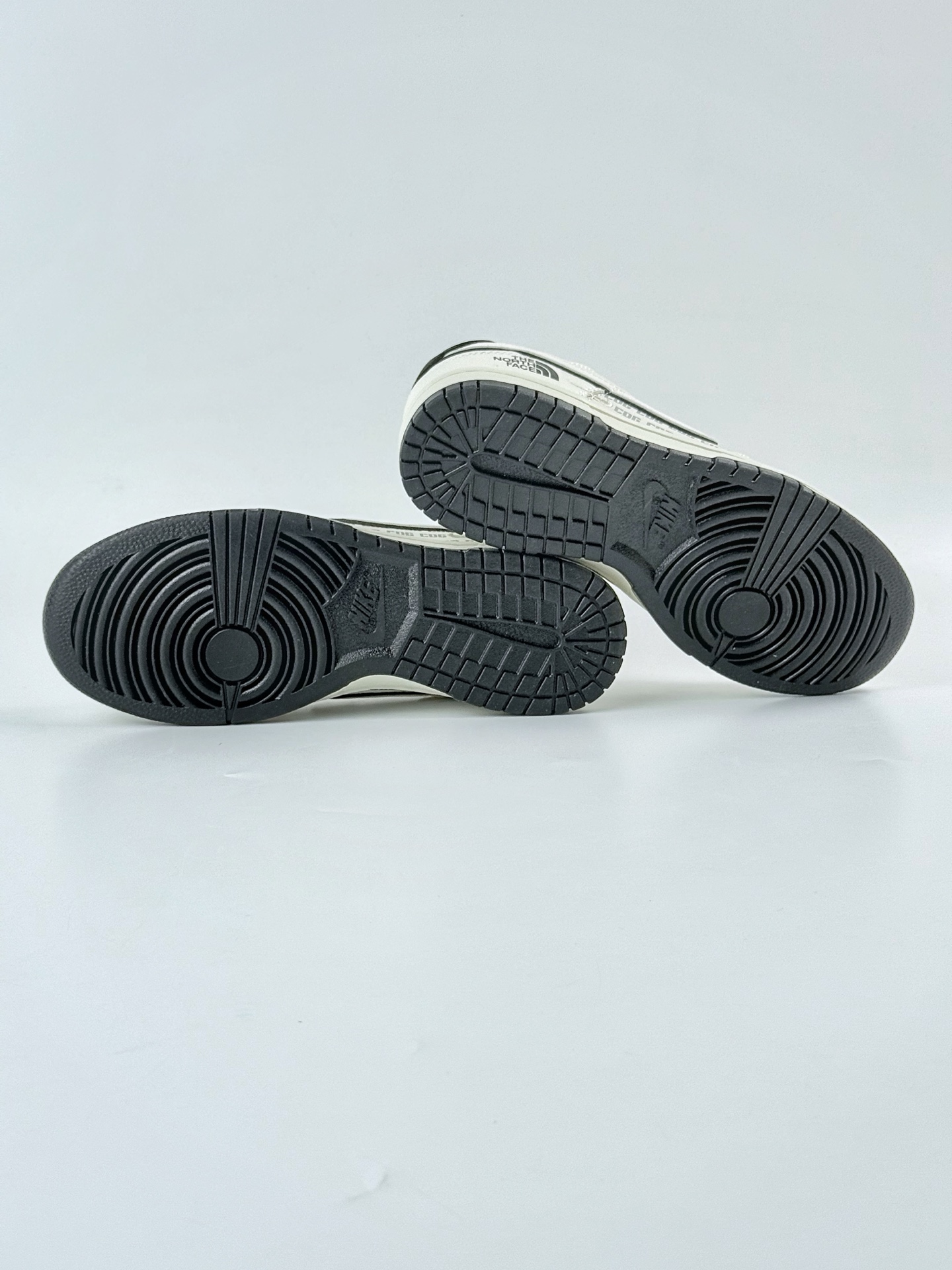 Nike SB Dunk Low x The North Face 白黑三小勾满天星 SC9207-423