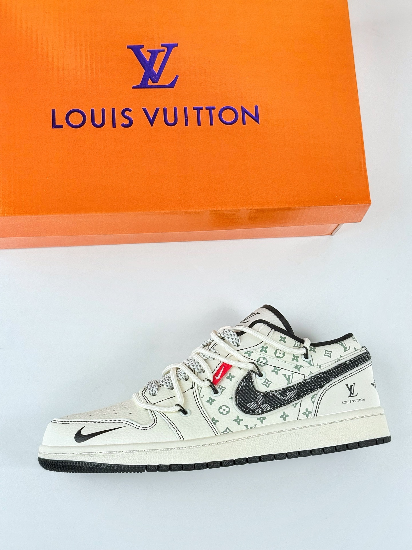 Air Jordan 1 Low x Louis Vuitton 白黑小勾满天星 YX5066-356 Air Jordan 1 Low x Louis Vuitton 白黑小勾满天星 YX5066-356