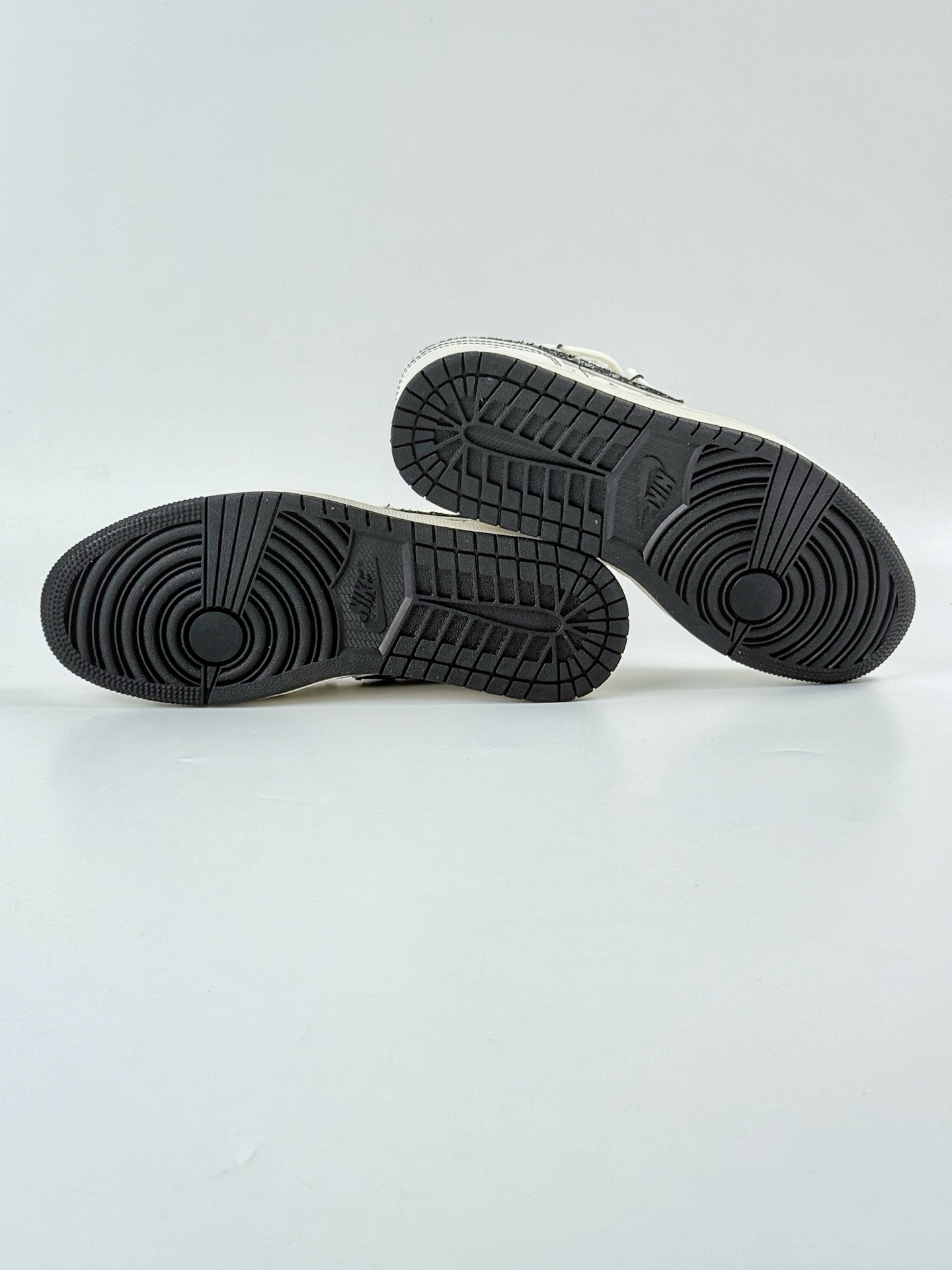 Air Jordan 1 Low x Louis Vuitton 白黑小勾满天星 YX5066-356 Air Jordan 1 Low x Louis Vuitton 白黑小勾满天星 YX5066-356