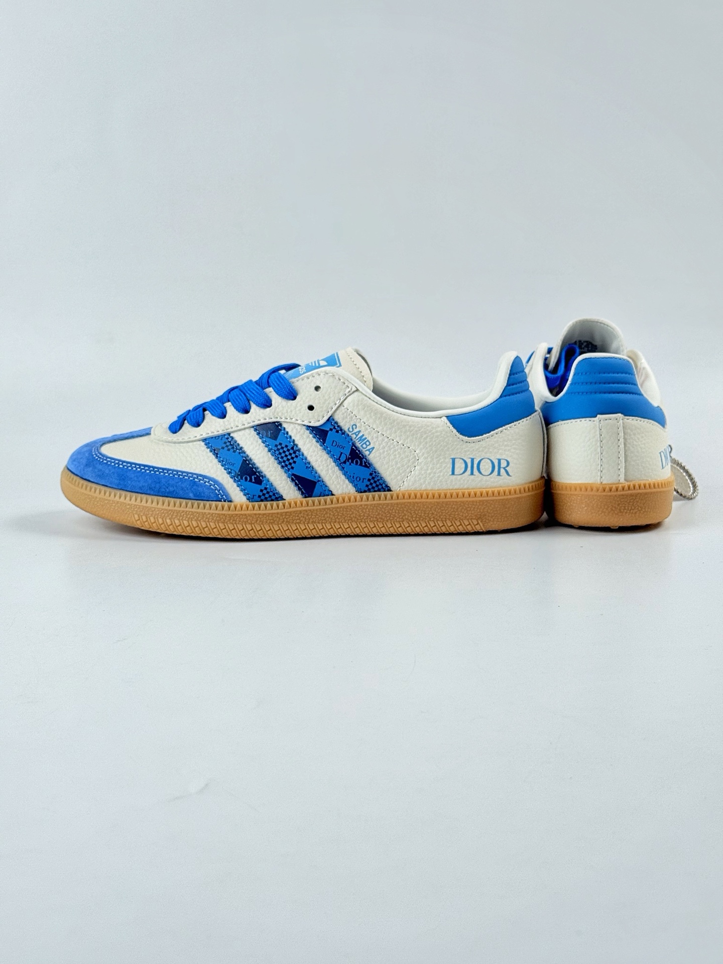 adidas originals Samba OG x DIOR 蓝白 桑巴舞系列复古经典轻便板鞋 XR0004
