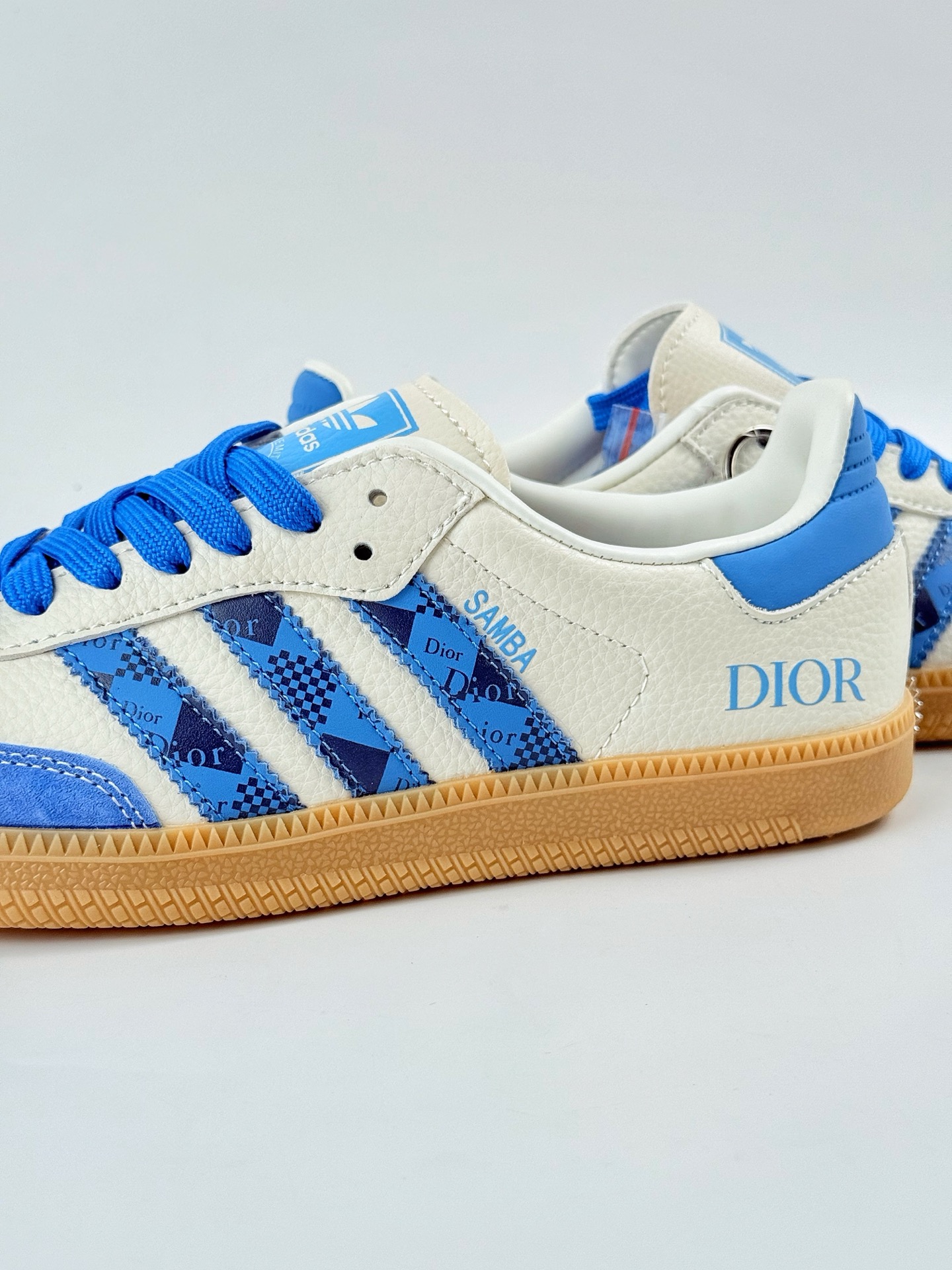 adidas originals Samba OG x DIOR 蓝白 桑巴舞系列复古经典轻便板鞋 XR0004