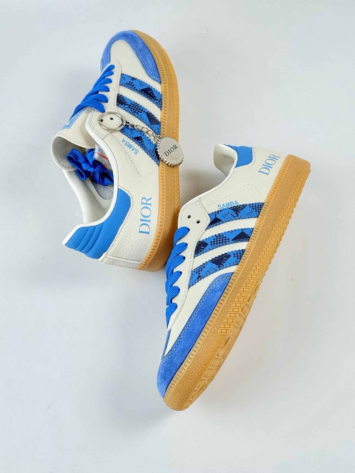 adidas originals Samba OG x DIOR 蓝白 桑巴舞系列复古经典轻便板鞋 XR0004