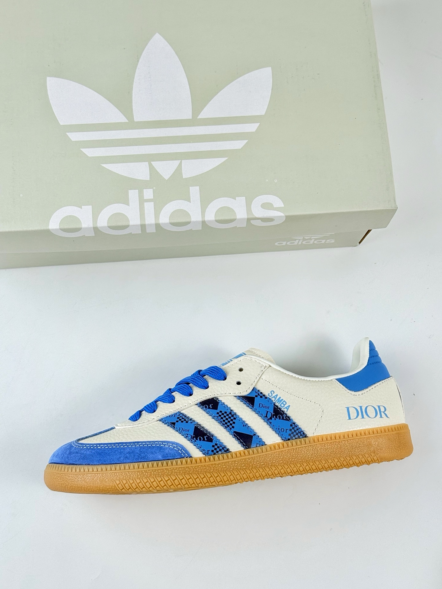 adidas originals Samba OG x DIOR 蓝白 桑巴舞系列复古经典轻便板鞋 XR0004
