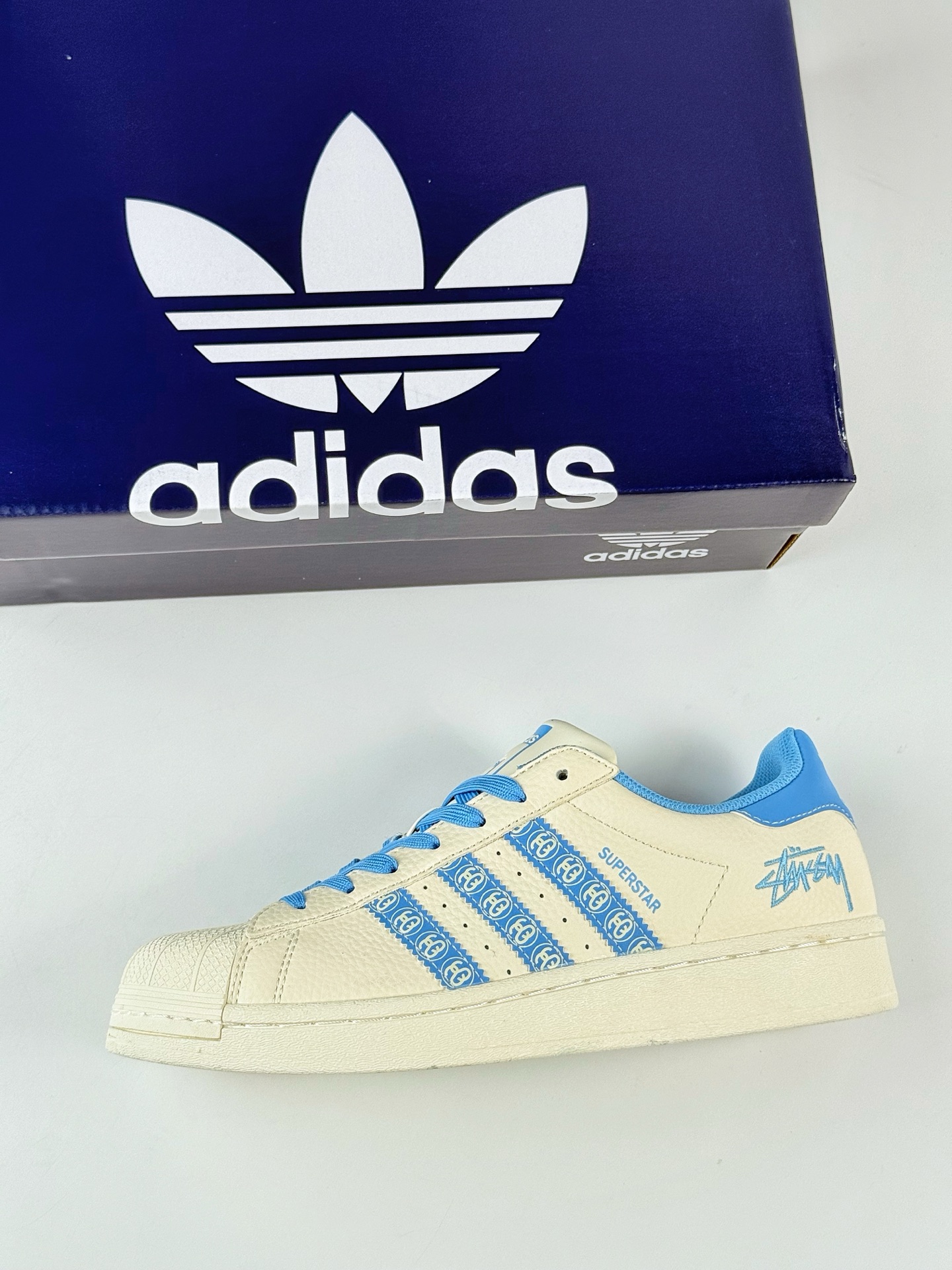 AD Originals Superstar x Stussy 白蓝  XG0011