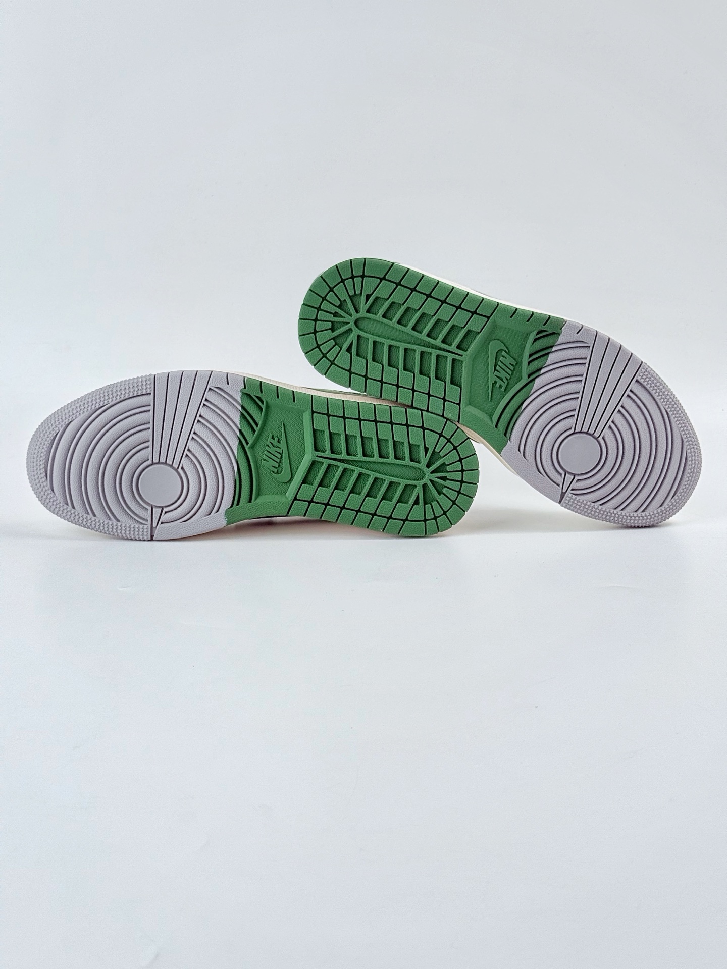 Travis Scott x Nike Air Jordan 1 Low x Stussy Air Jordan 1 Low 反转白绿小勾满天星倒钩 XF8698-073 Travis Scott x Nike Air Jordan 1 Low x Stussy Air Jordan 1 Low 反转白绿小勾满天星倒钩 XF8698-073