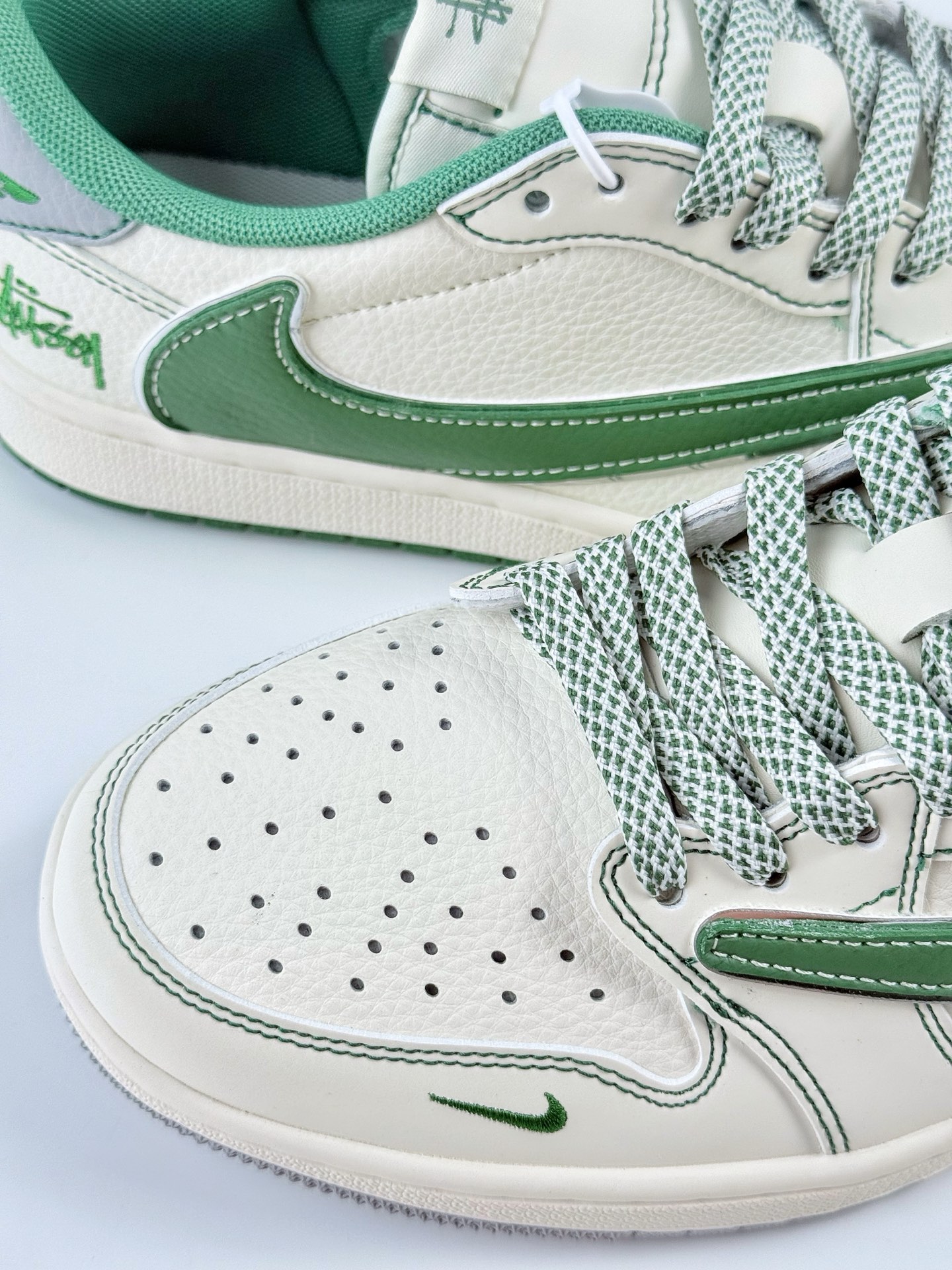 Travis Scott x Nike Air Jordan 1 Low x Stussy Air Jordan 1 Low 反转白绿小勾满天星倒钩 XF8698-073 Travis Scott x Nike Air Jordan 1 Low x Stussy Air Jordan 1 Low 反转白绿小勾满天星倒钩 XF8698-073