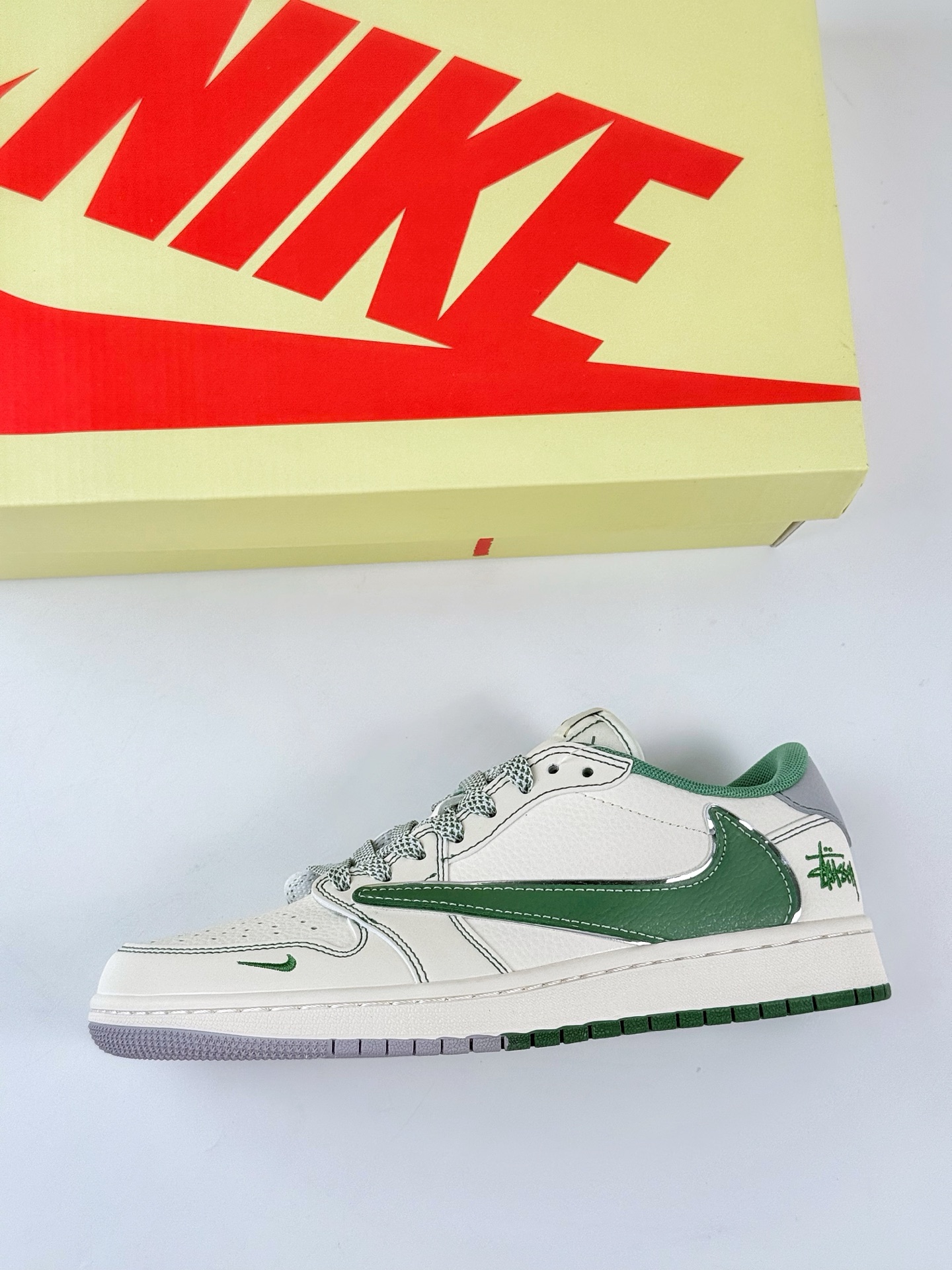 Travis Scott x Nike Air Jordan 1 Low x Stussy Air Jordan 1 Low 反转白绿小勾满天星倒钩 XF8698-073 Travis Scott x Nike Air Jordan 1 Low x Stussy Air Jordan 1 Low 反转白绿小勾满天星倒钩 XF8698-073