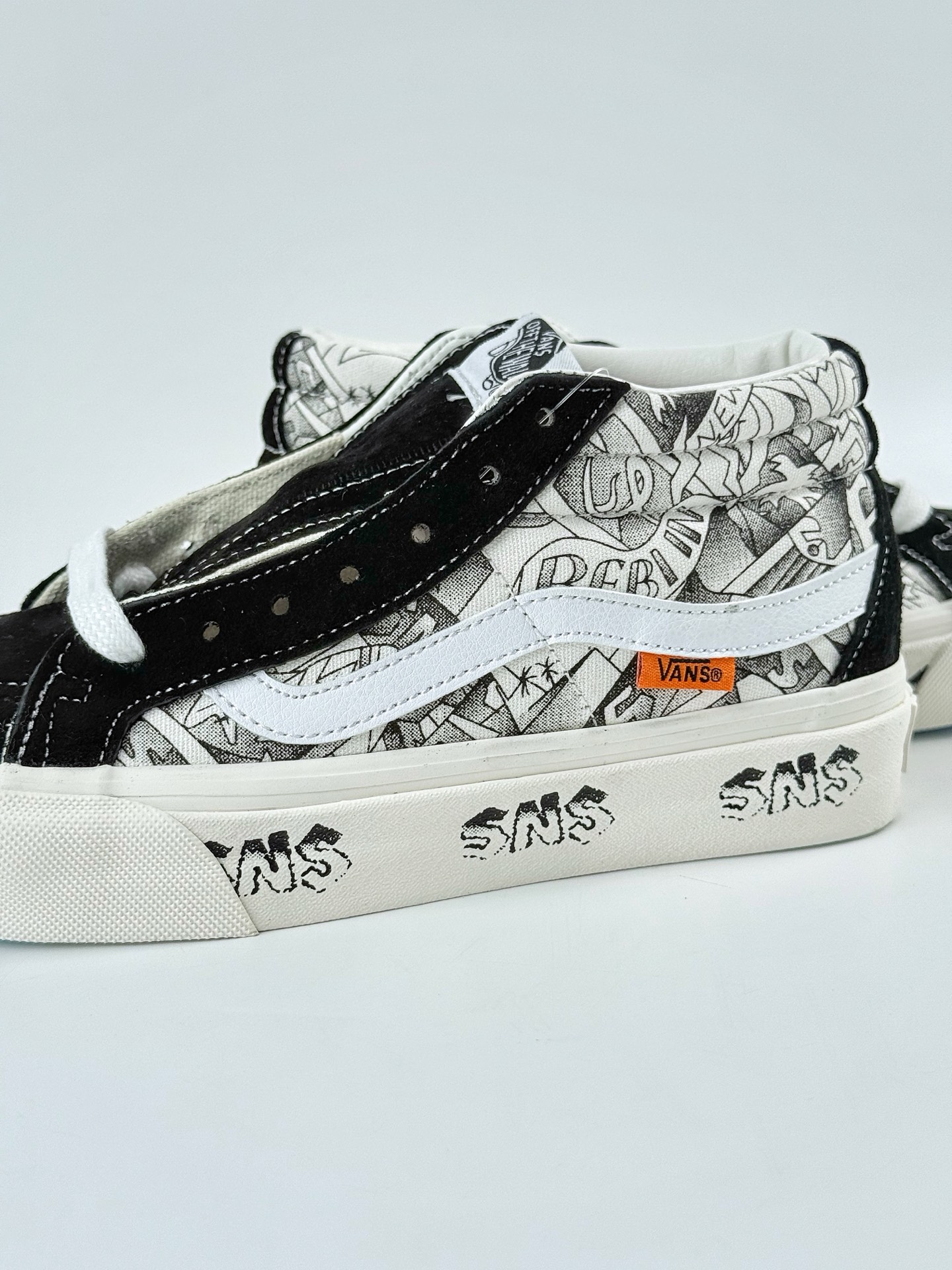 Vans Sk8-Mid Pro x Antihero 合作款 专业滑板鞋 VN0A347UVGDYK Vans Sk8-Mid Pro x Antihero 合作款 专业滑板鞋 VN0A347UVGDYK