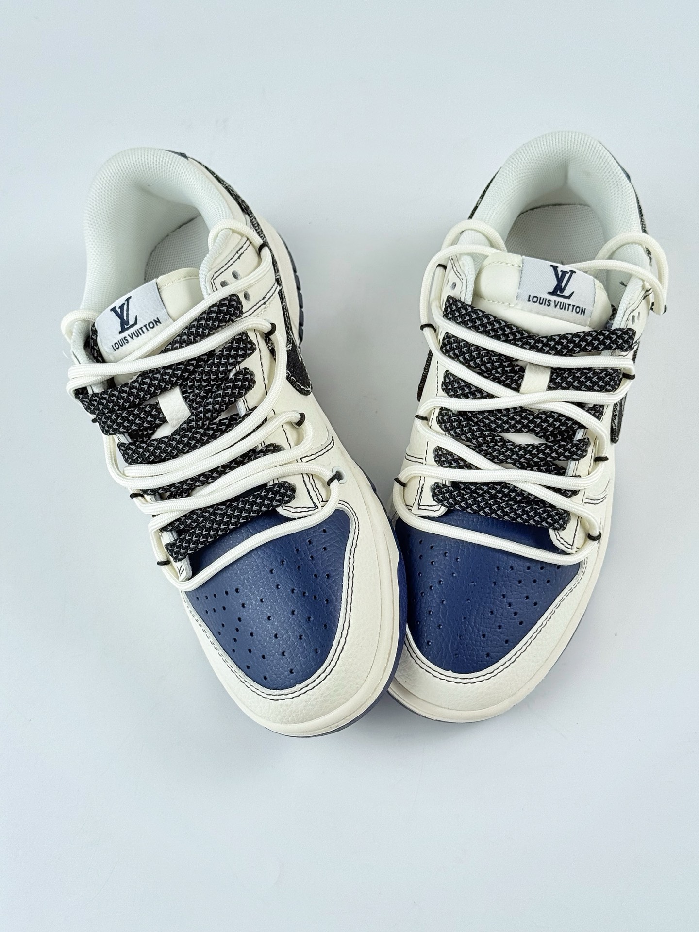 Nike SB Dunk Low x Louis Vuitton 白蓝黑双小勾绑带满天星 FC1688-220