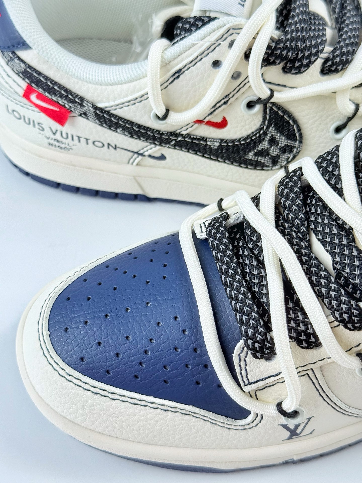 Nike SB Dunk Low x Louis Vuitton 白蓝黑双小勾绑带满天星 FC1688-220