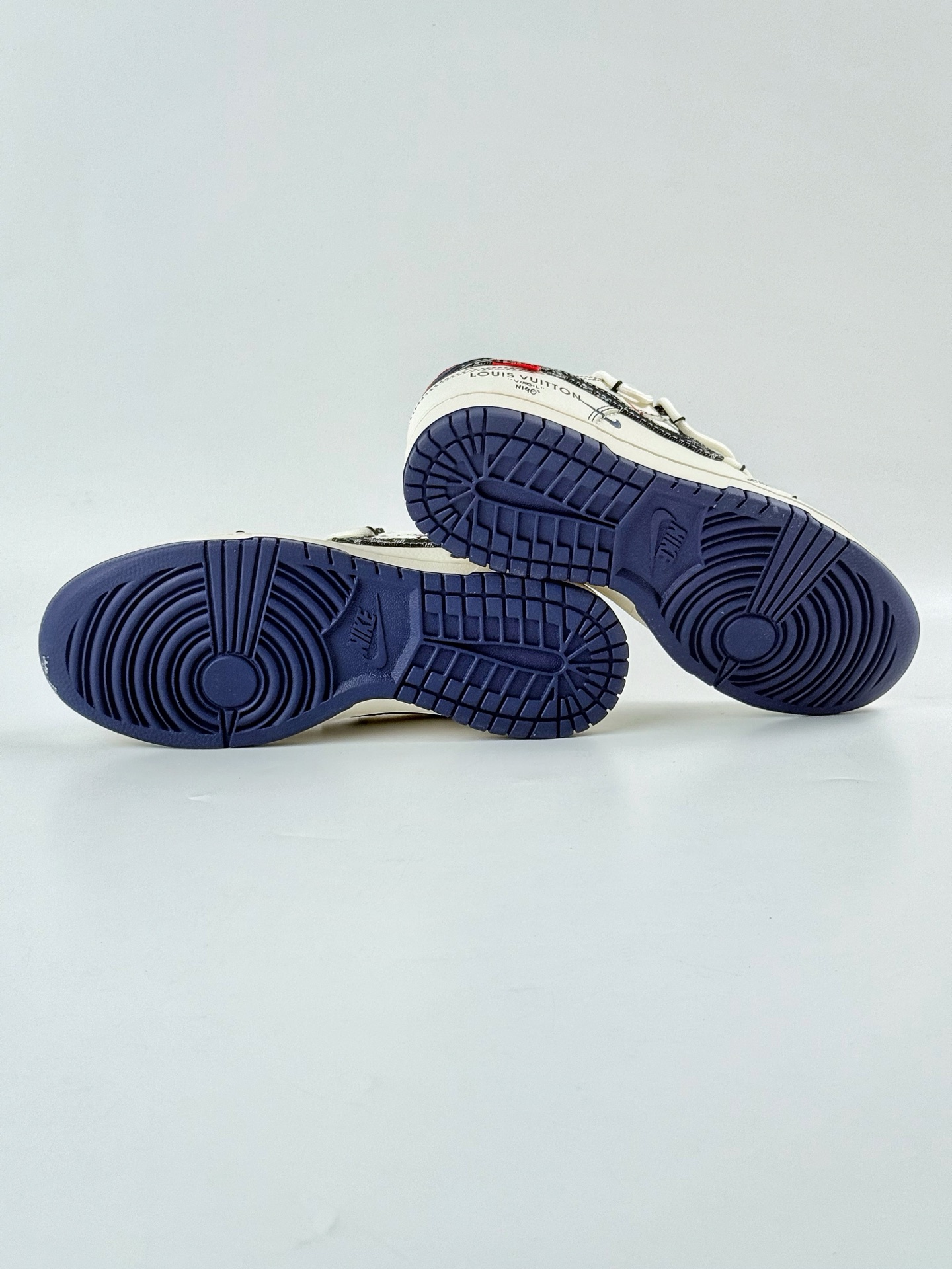Nike SB Dunk Low x Louis Vuitton 白蓝黑双小勾绑带满天星 FC1688-220