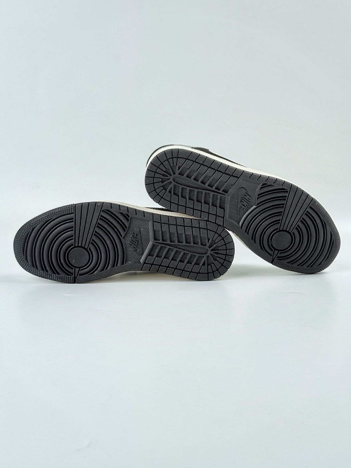 Travis Scott x Nike Air Jordan 1 Low x Stussy Air Jordan 1 Low 反转灰白小勾倒钩  XS7089-603