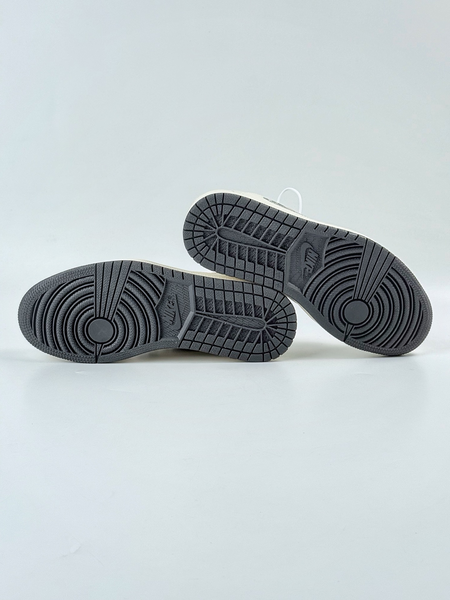 Travis Scott x Nike Air Jordan 1 Low x Balenciaga Air Jordan 1 Low 反转白灰小勾倒钩  LD2025-019